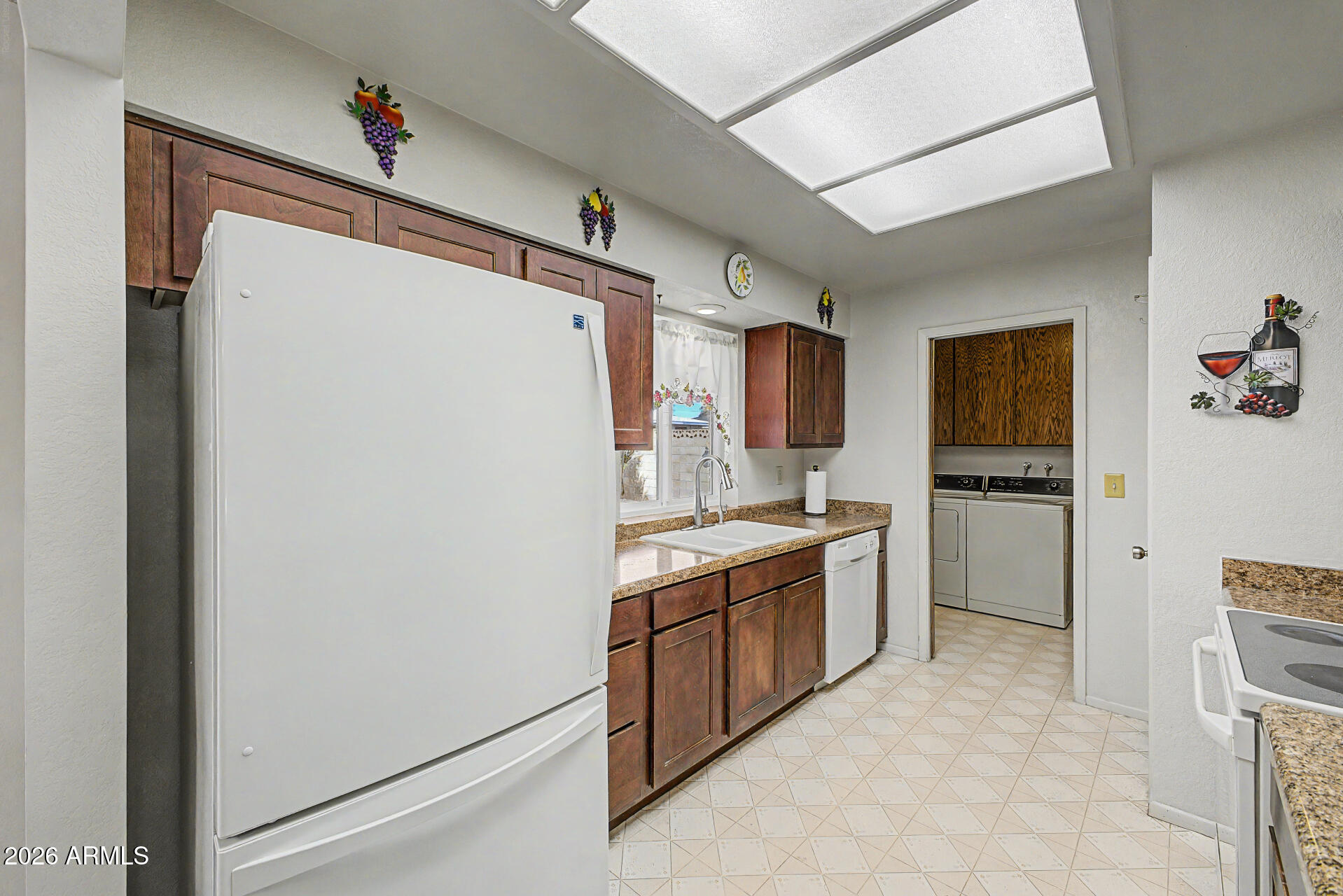 4604 E CRESCENT Avenue