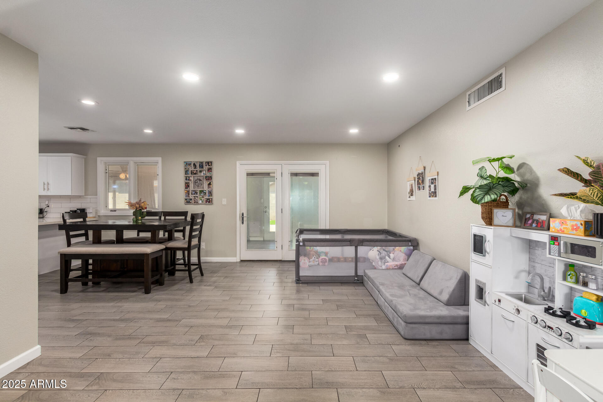 4549 W POINSETTIA Drive