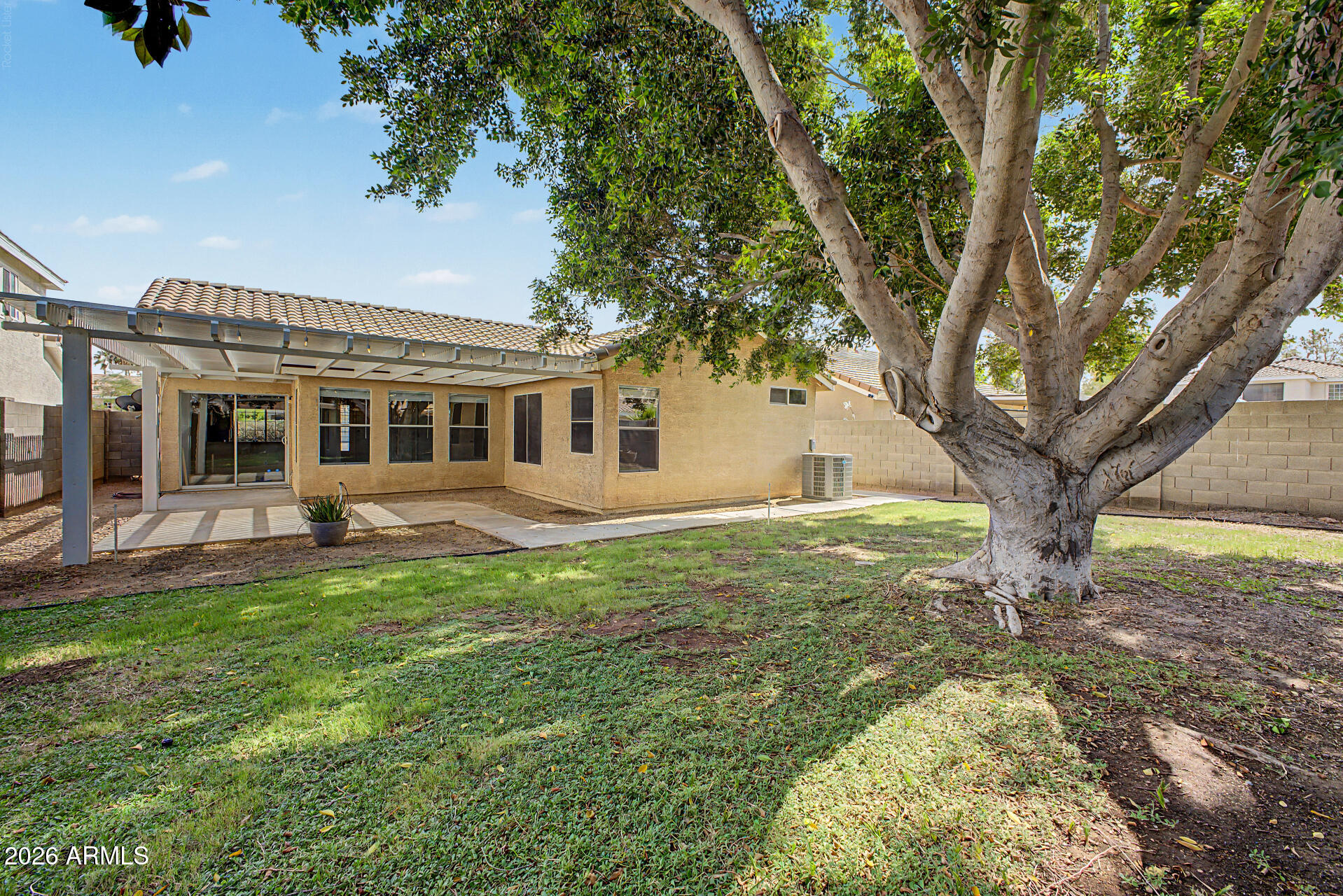 1014 W LEAH Lane