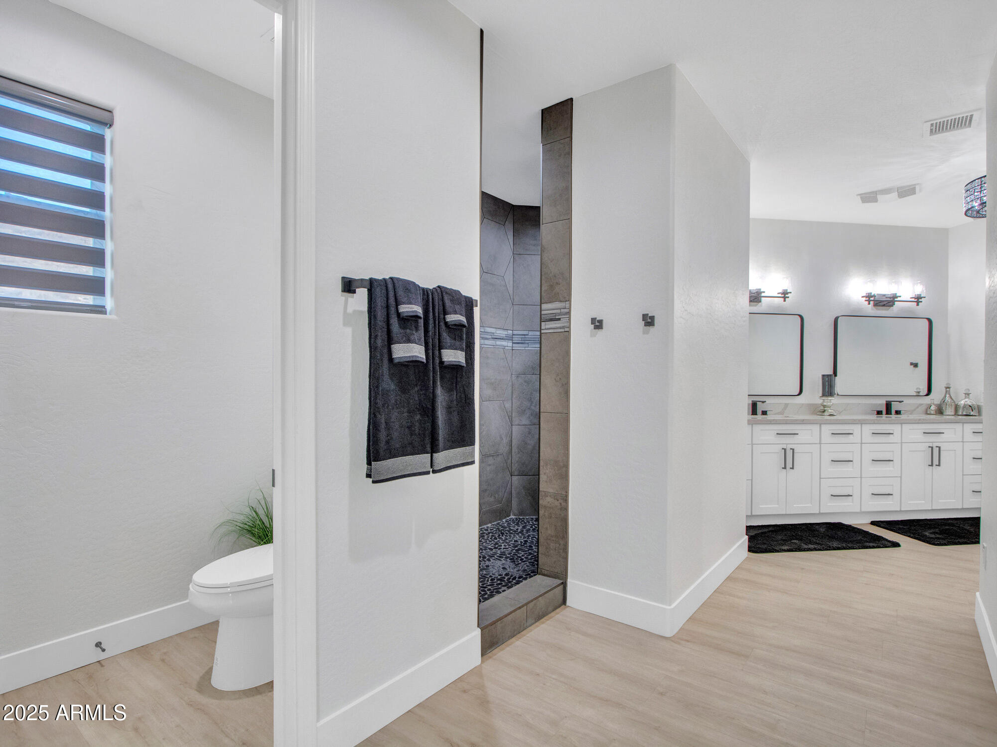 Phoenix, Arizona 85042, United States, 4 Bedrooms Bedrooms, ,4 BathroomsBathrooms,Residential,Active,136942