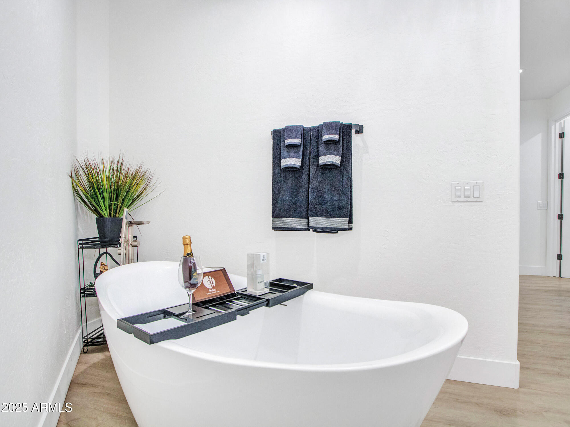 Phoenix, Arizona 85042, United States, 4 Bedrooms Bedrooms, ,4 BathroomsBathrooms,Residential,Active,136942