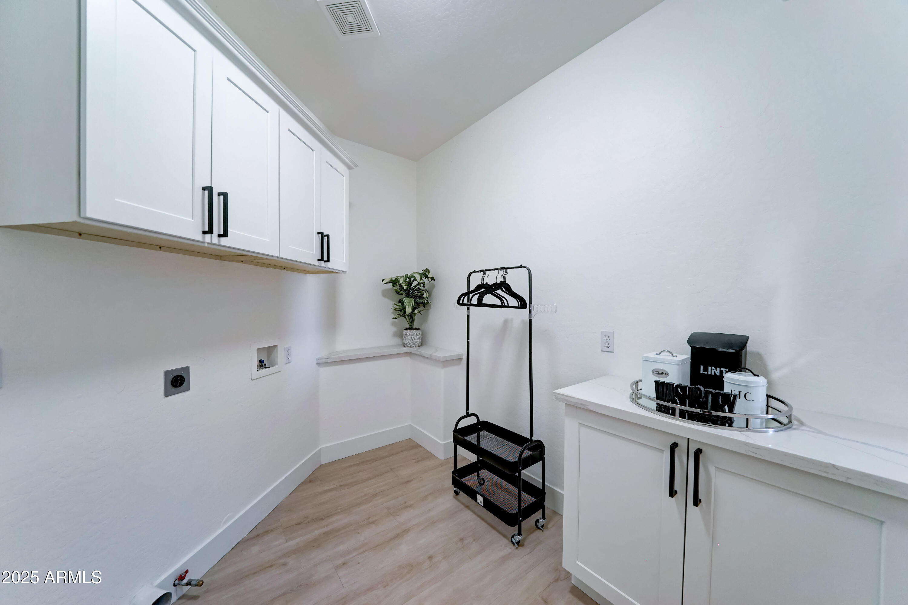 Phoenix, Arizona 85042, United States, 4 Bedrooms Bedrooms, ,4 BathroomsBathrooms,Residential,Active,136942