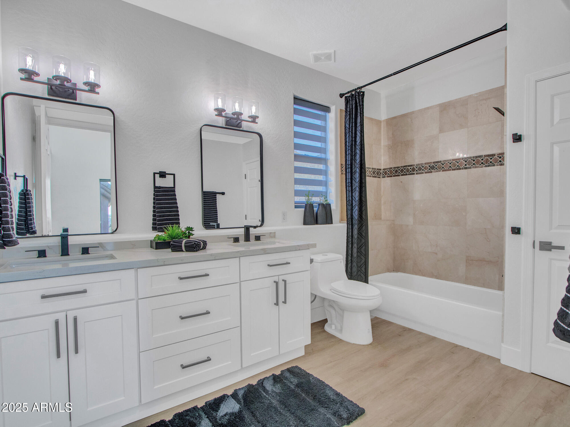 Phoenix, Arizona 85042, United States, 4 Bedrooms Bedrooms, ,4 BathroomsBathrooms,Residential,Active,136942