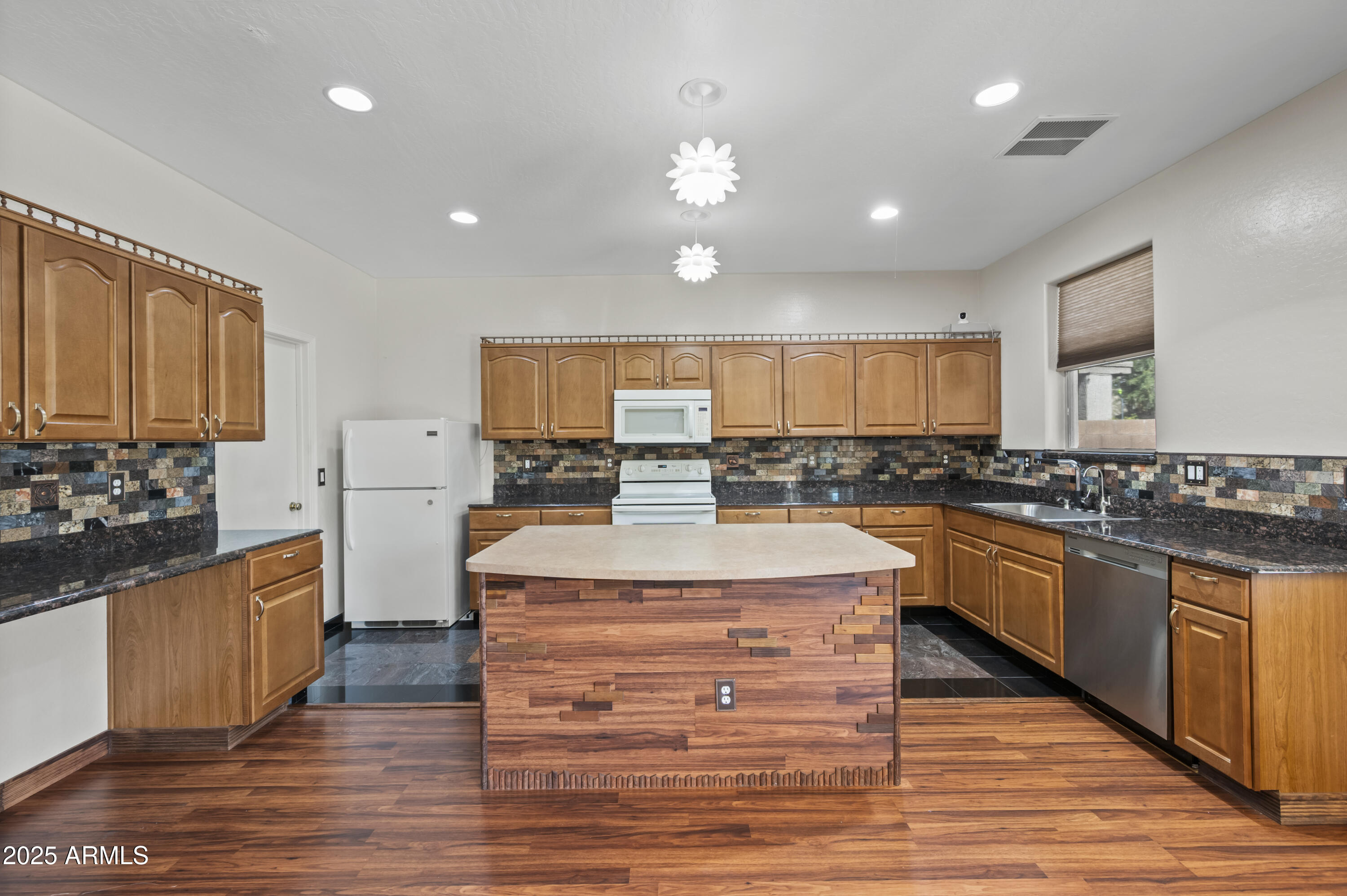 3232 W SAINT ANNE Avenue