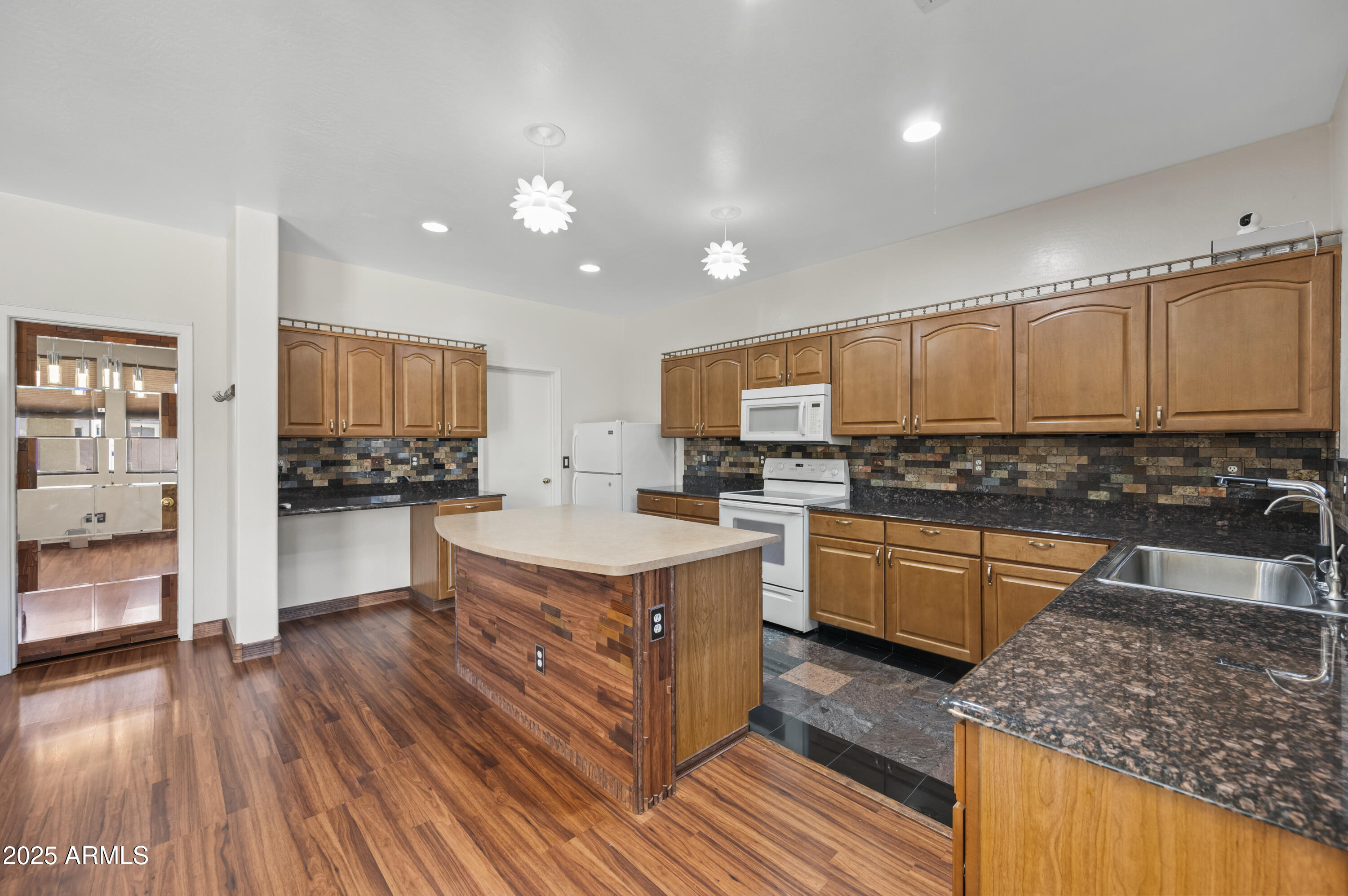 3232 W SAINT ANNE Avenue