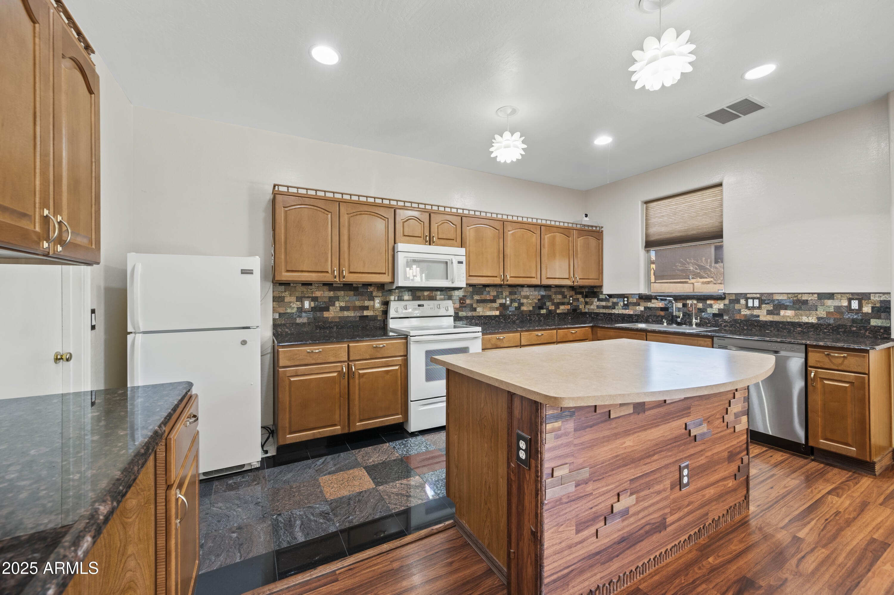 3232 W SAINT ANNE Avenue