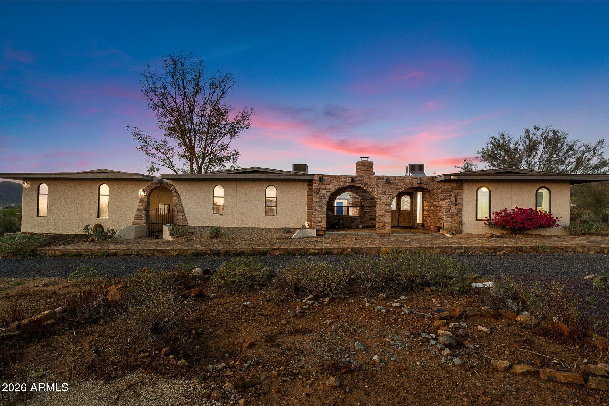 1024 E SADDLE MOUNTAIN Road