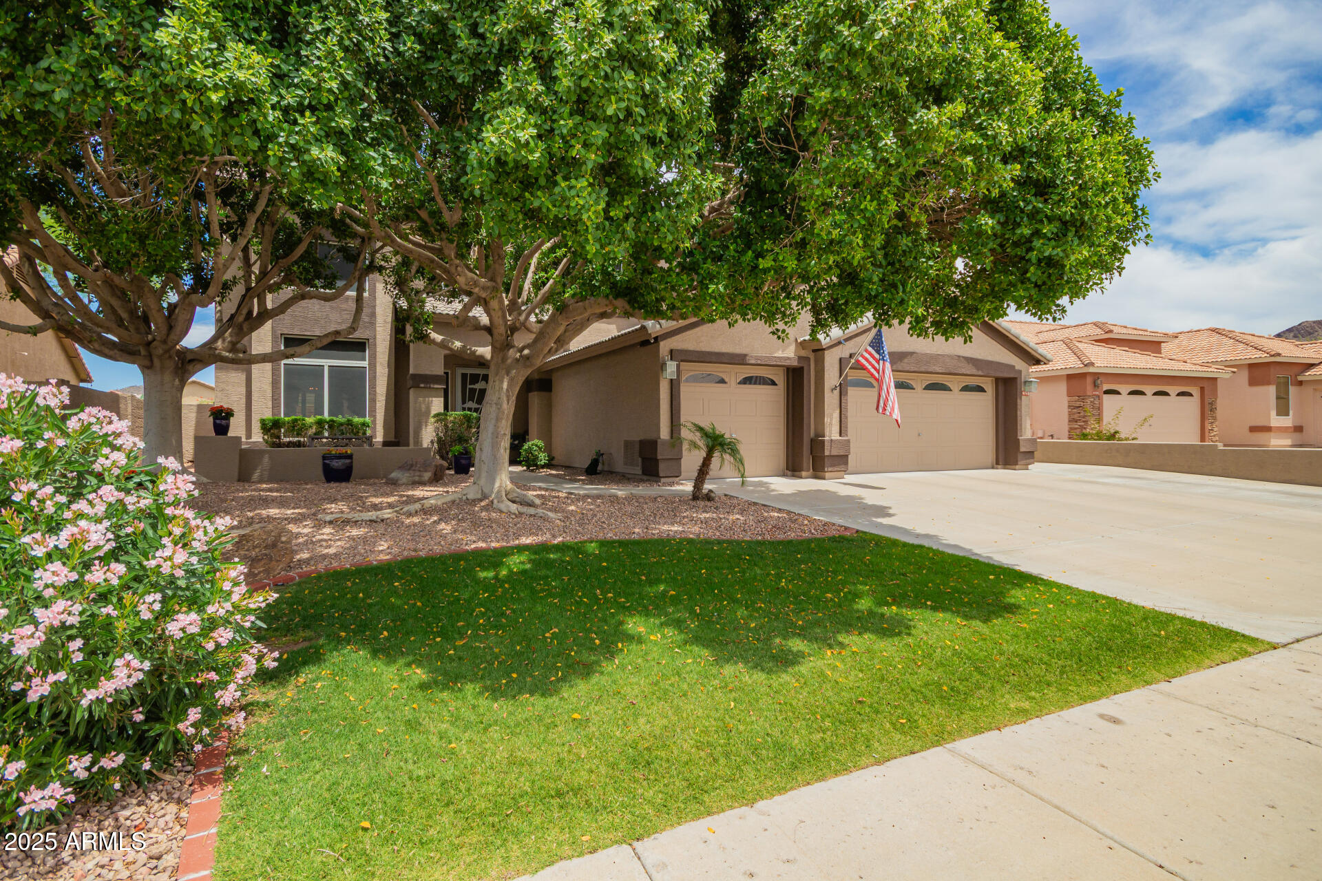 6862 W HONEYSUCKLE Drive