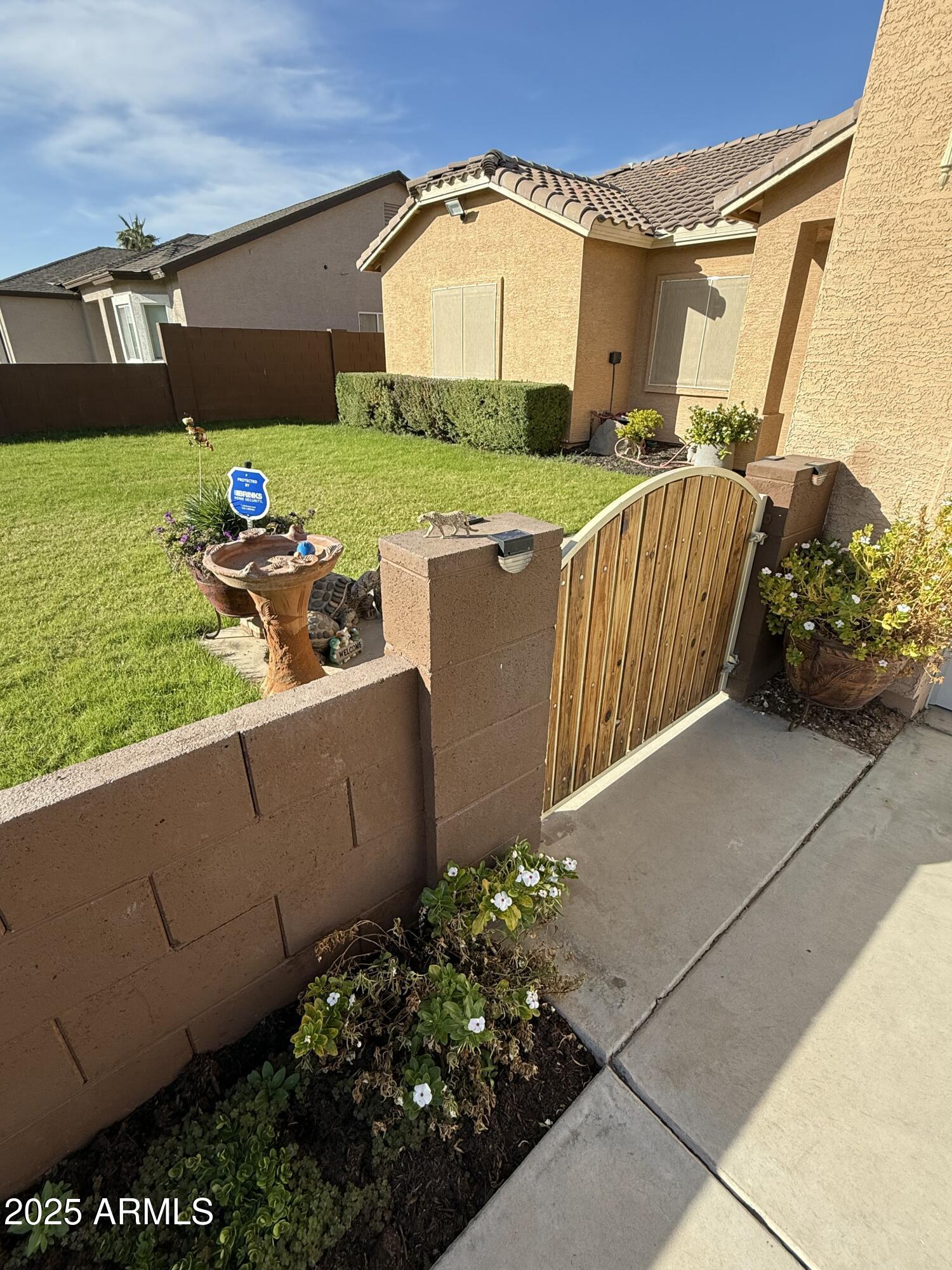 808 W MARGARET Street