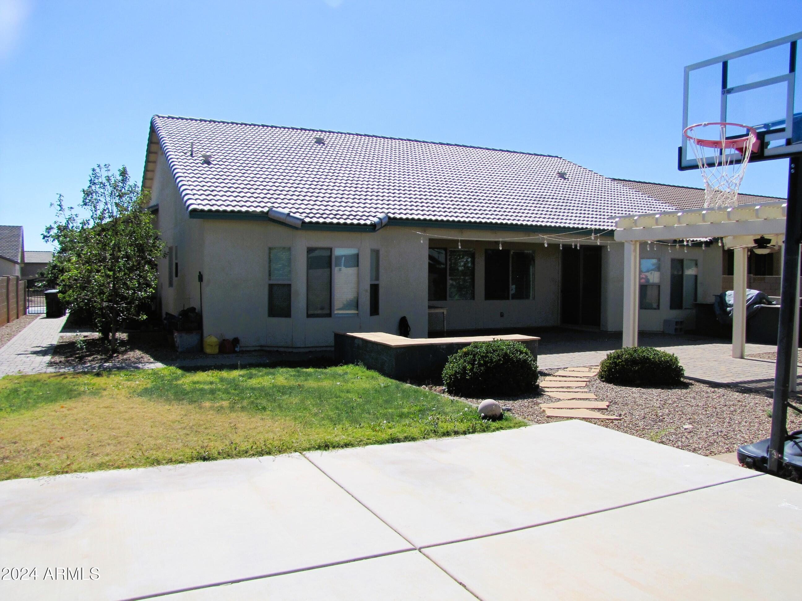 ESTATES AT HOLIDAY - Residential Lease