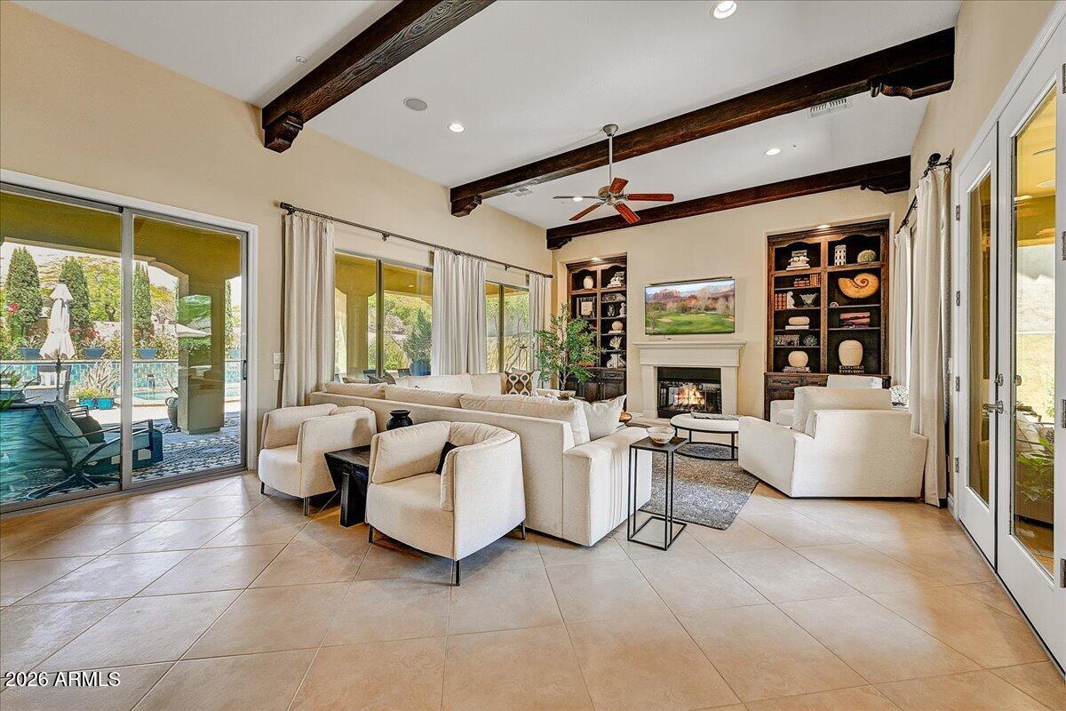 9422 E VIA DE VAQUERO Drive