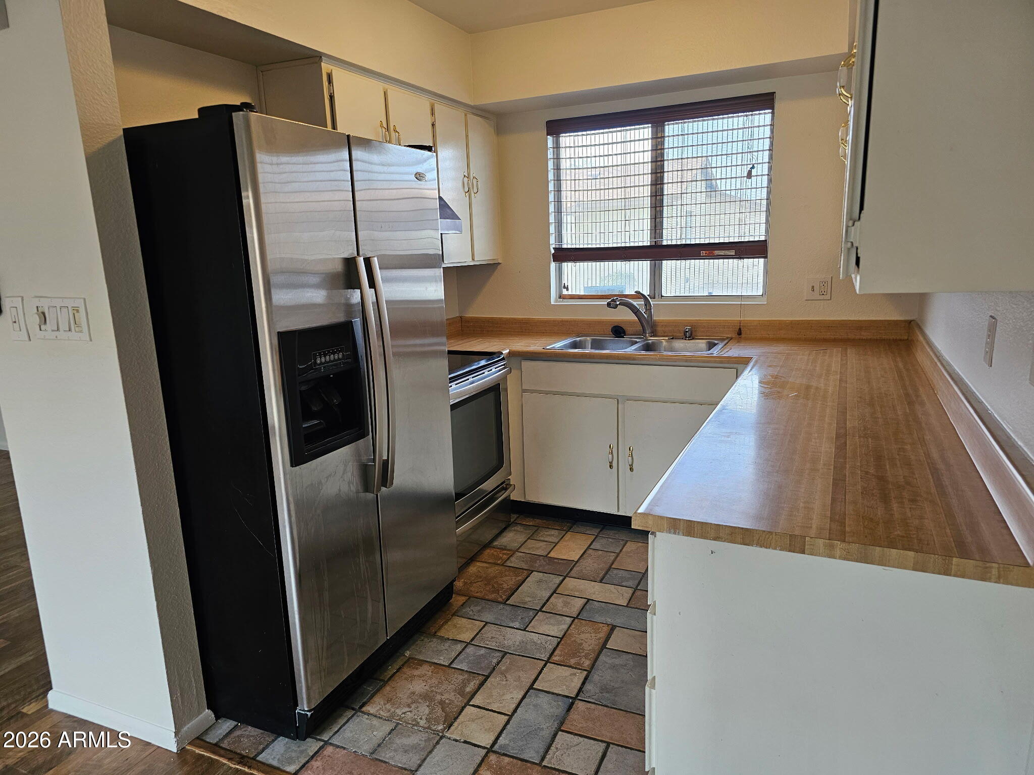 2609 E MARYLAND Drive