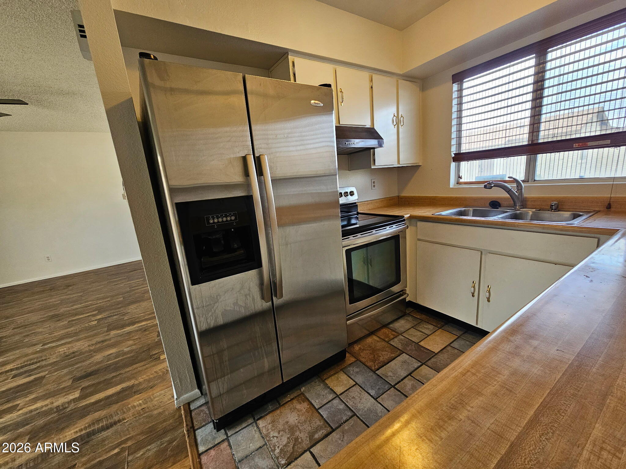 2609 E MARYLAND Drive