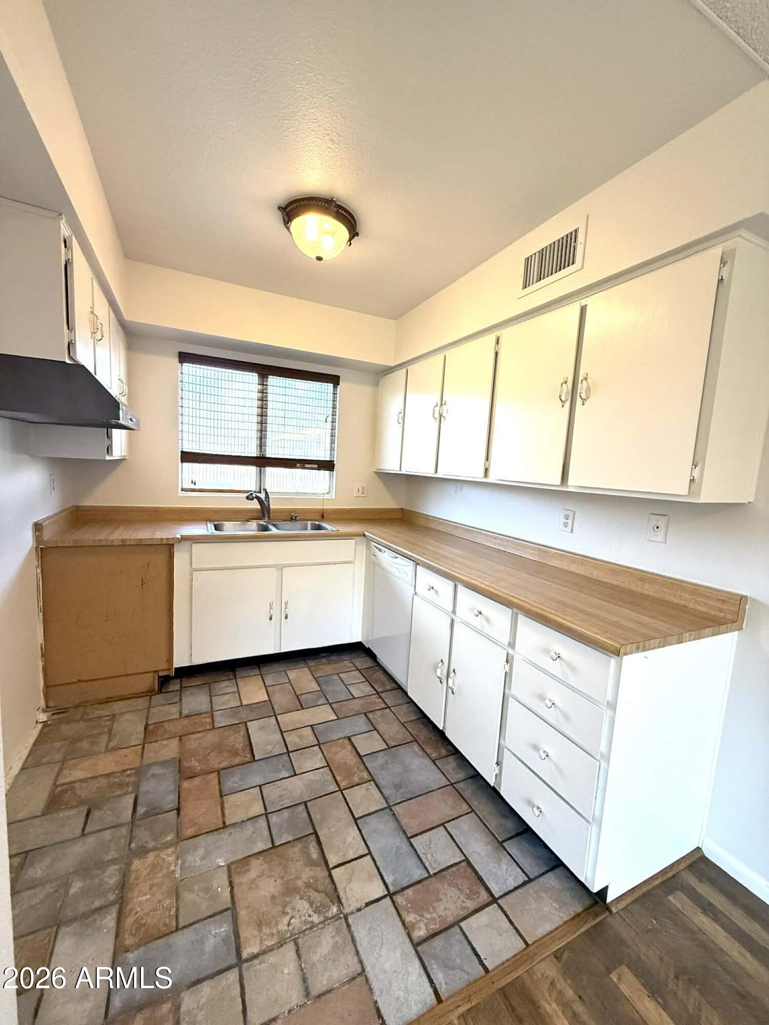 2609 E MARYLAND Drive