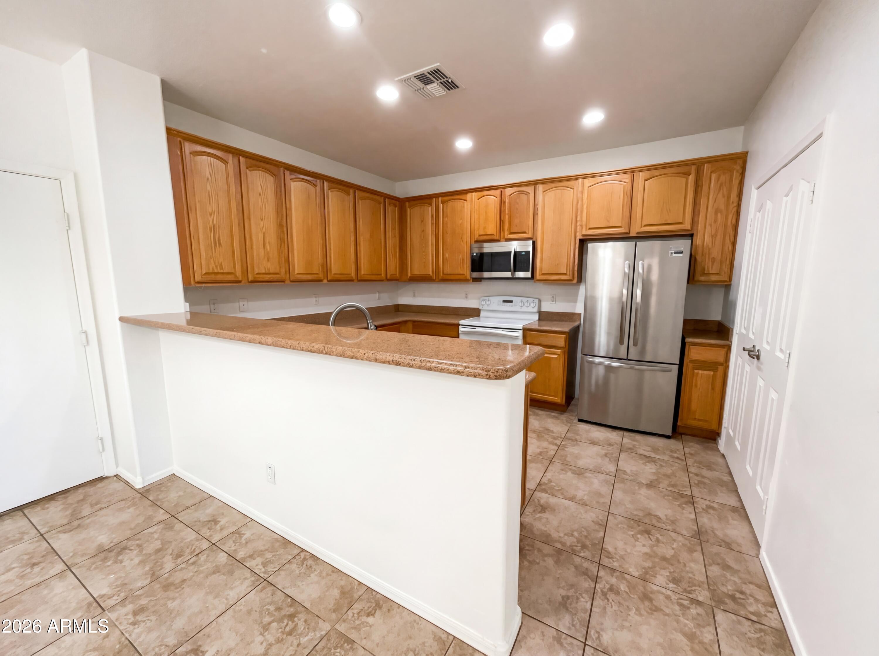 5865 E HOLMES Avenue