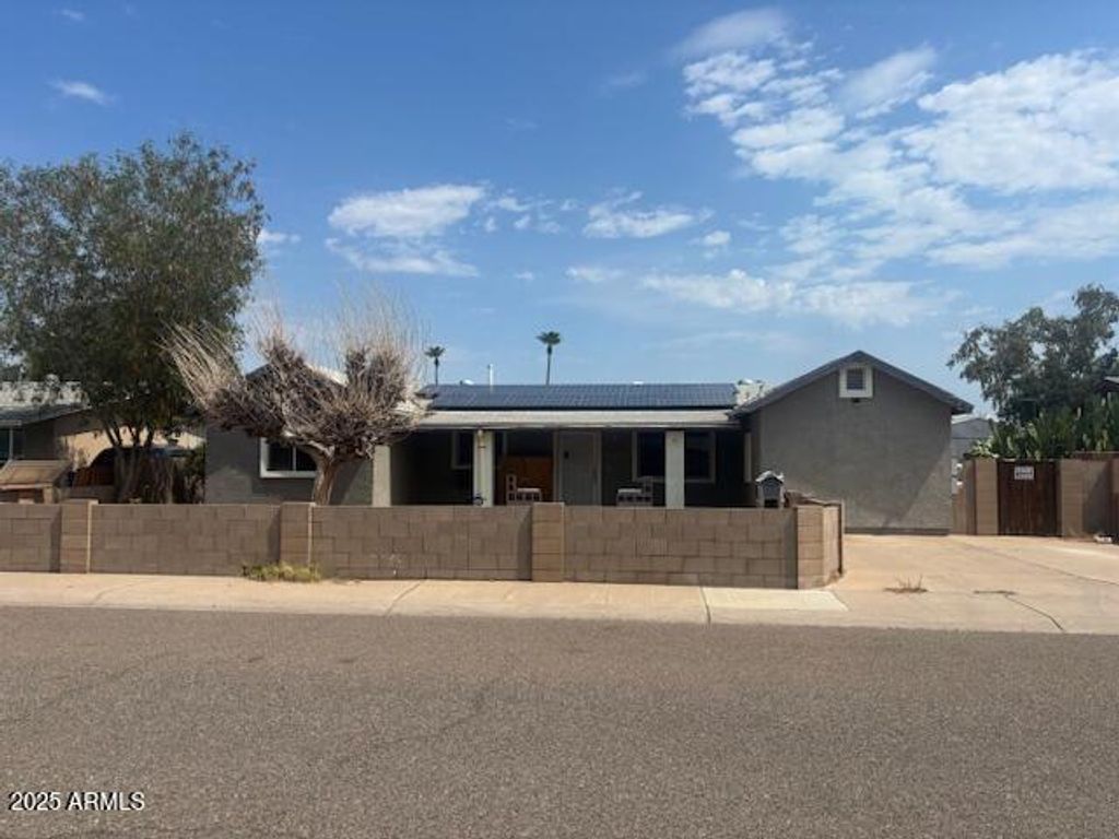 Photo of 824 E Washington Street, Avondale, AZ 85323 (MLS # 6893992)