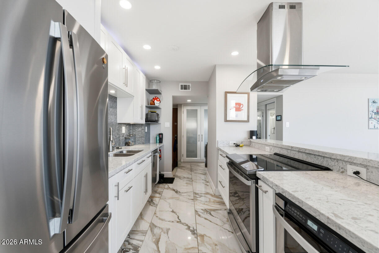 207 W CLARENDON Avenue 4B