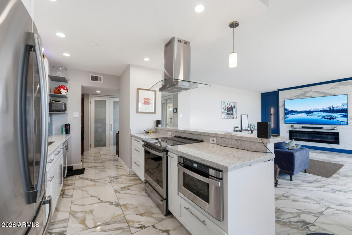 207 W CLARENDON Avenue 4B