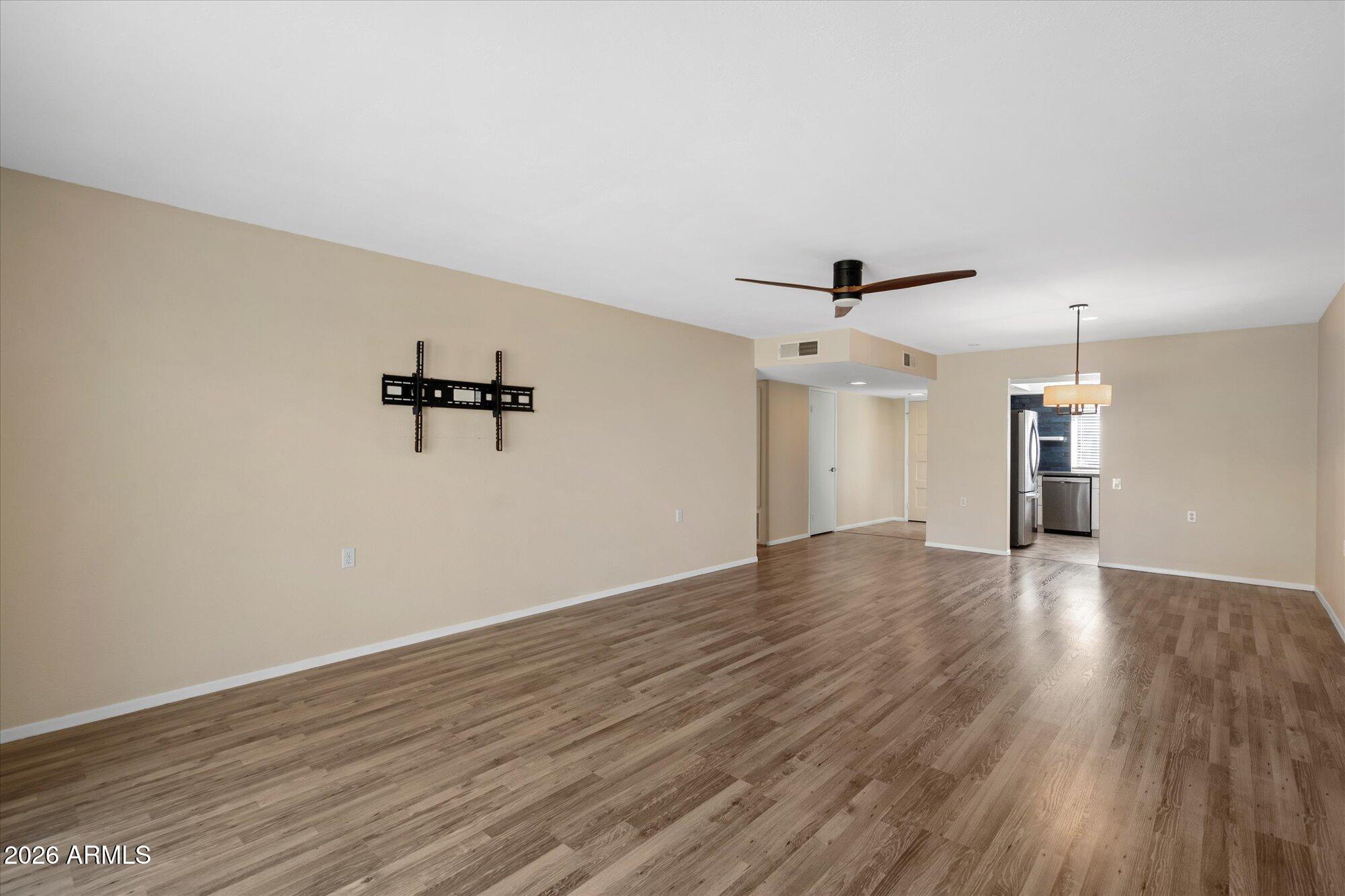 33 LEISURE WORLD --