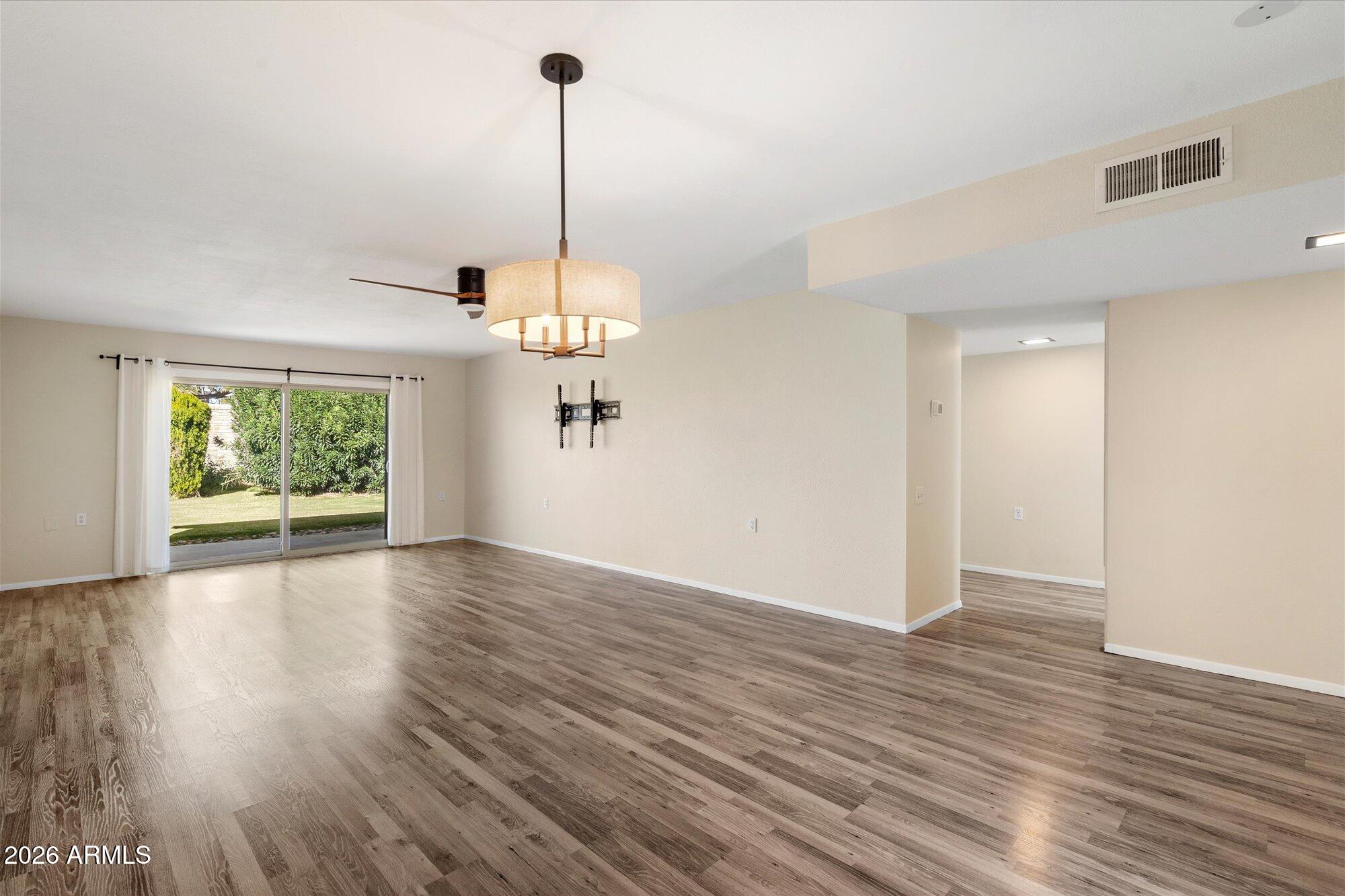 33 LEISURE WORLD --