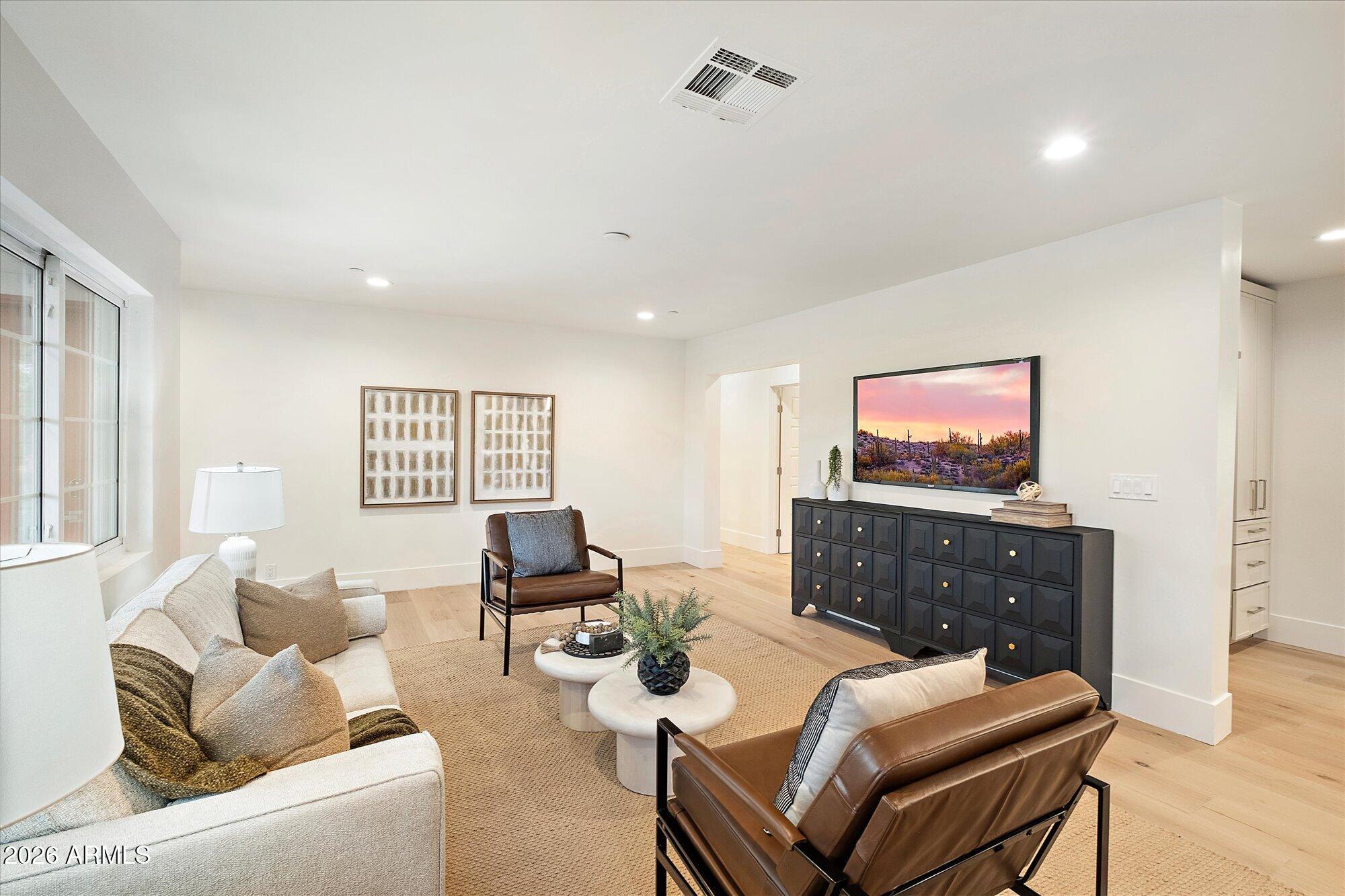 8212 E WILSHIRE Drive