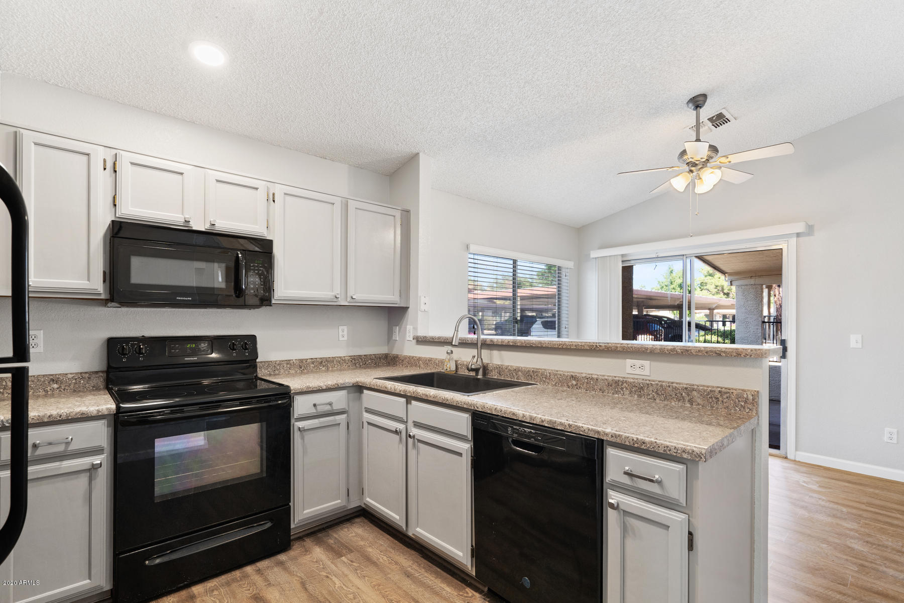 1120 N VAL VISTA Drive 118