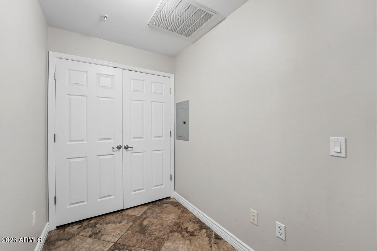 5450 E DEER VALLEY Drive 1015