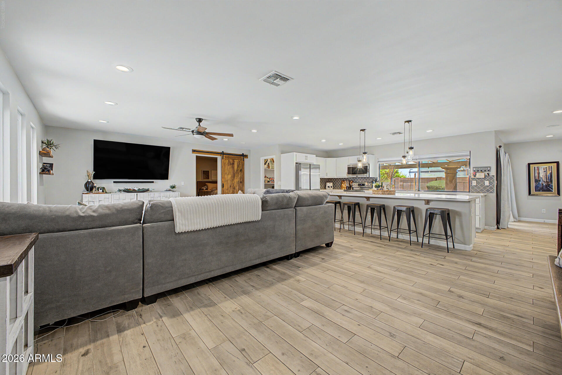 2802 E MISSION Lane