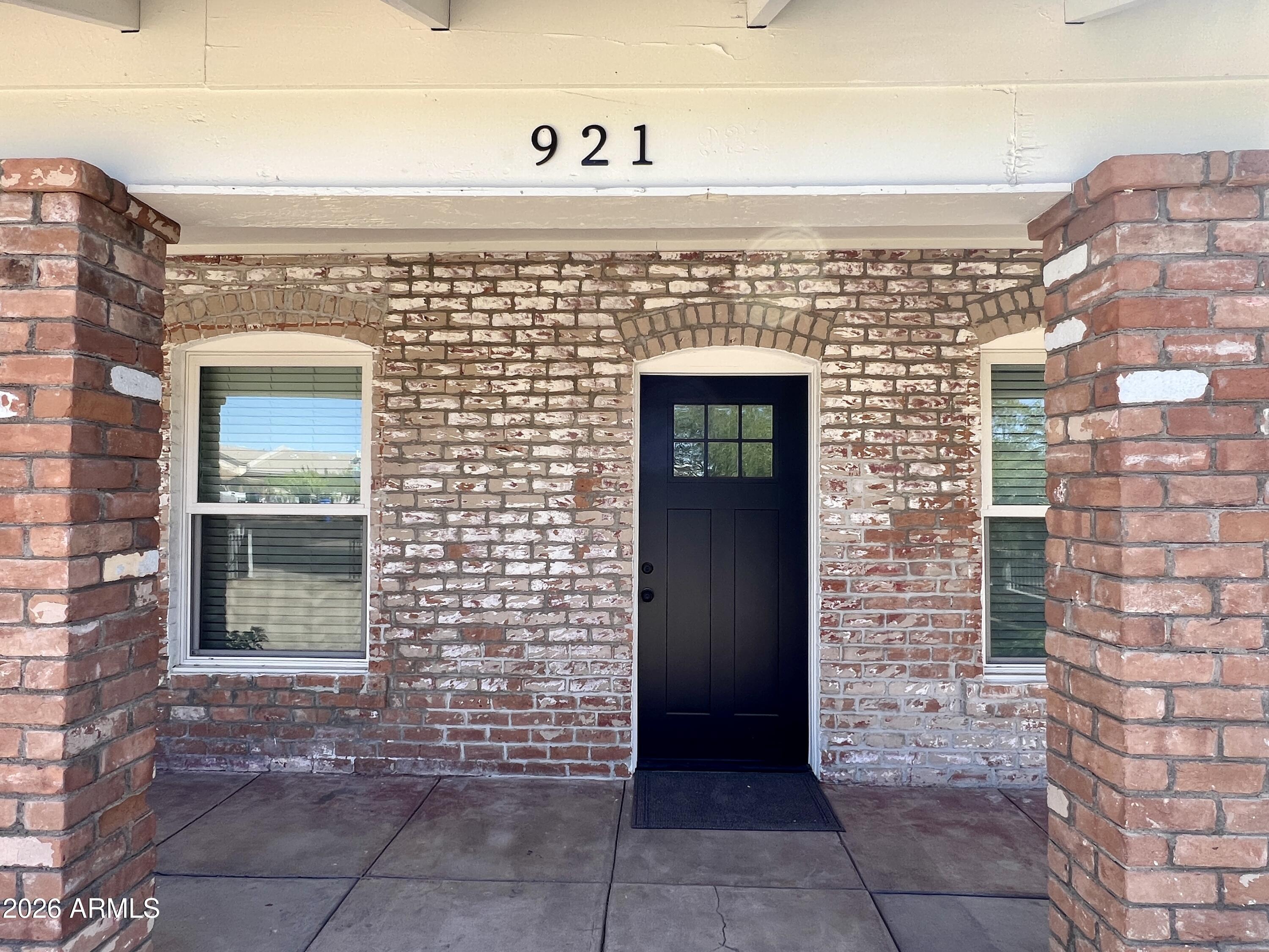 921 E Roosevelt Street