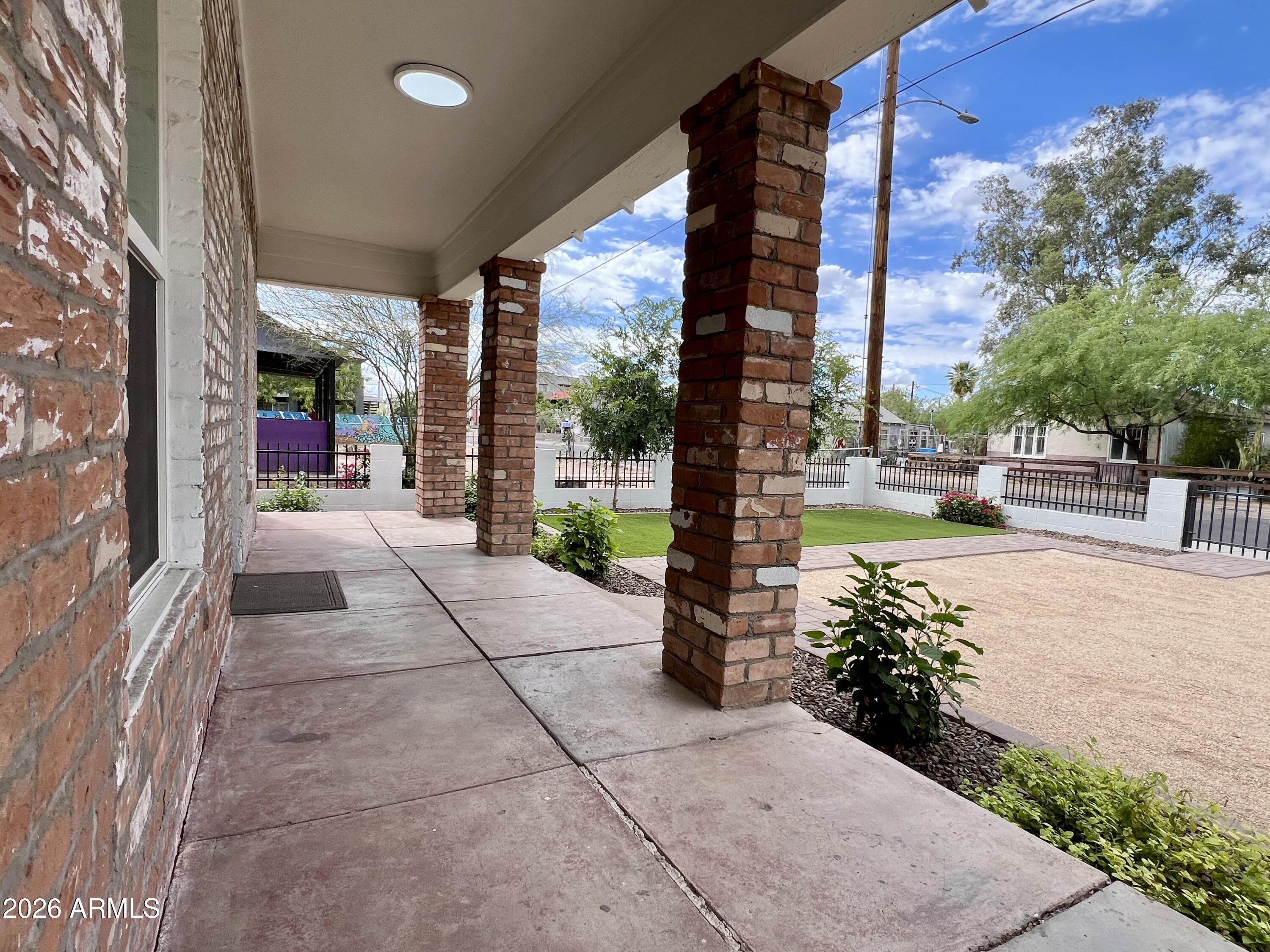 921 E Roosevelt Street