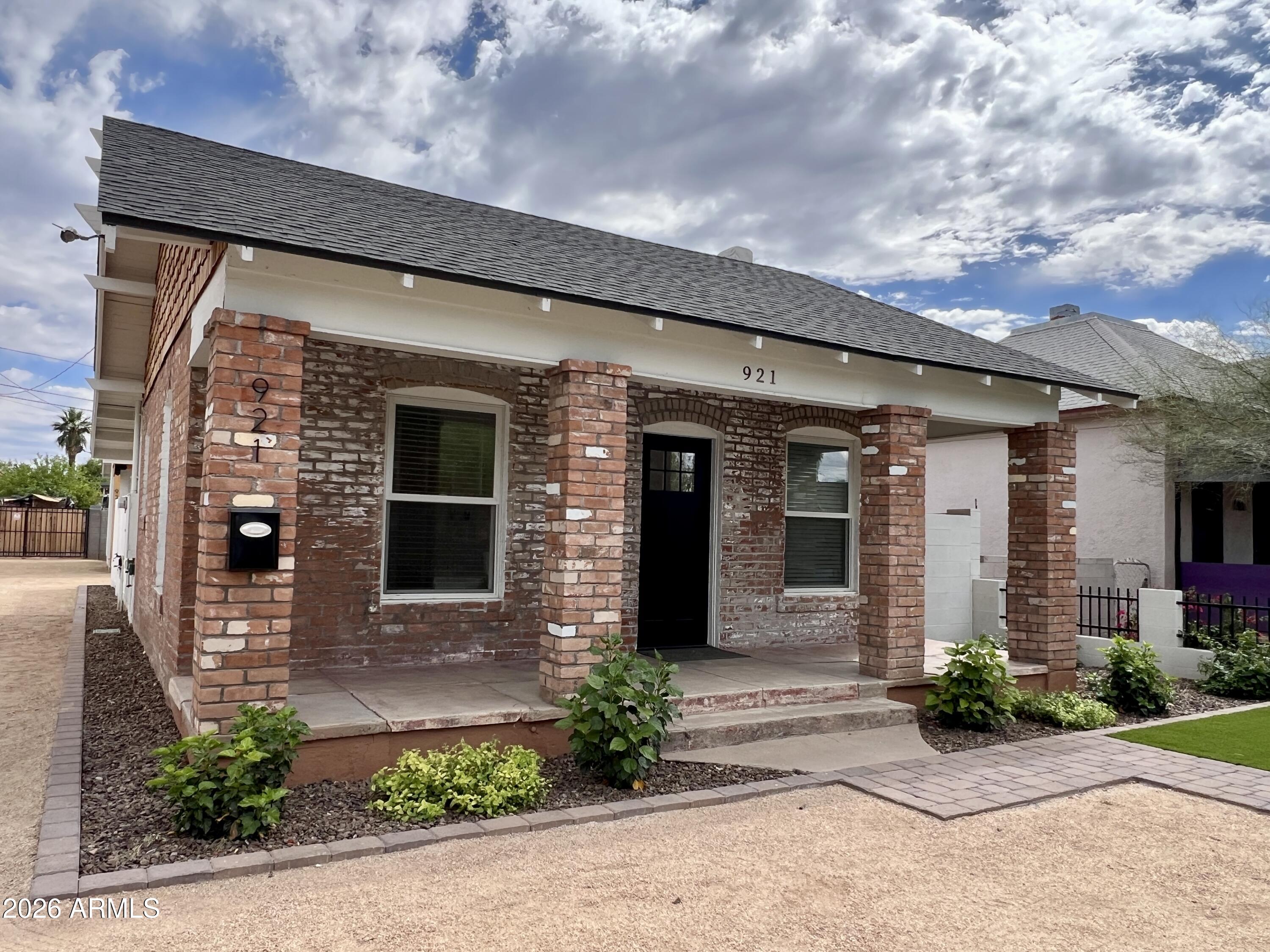 921 E Roosevelt Street