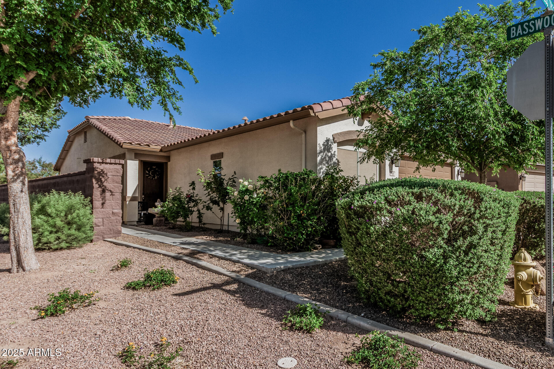 945 W EMPRESS TREE Avenue