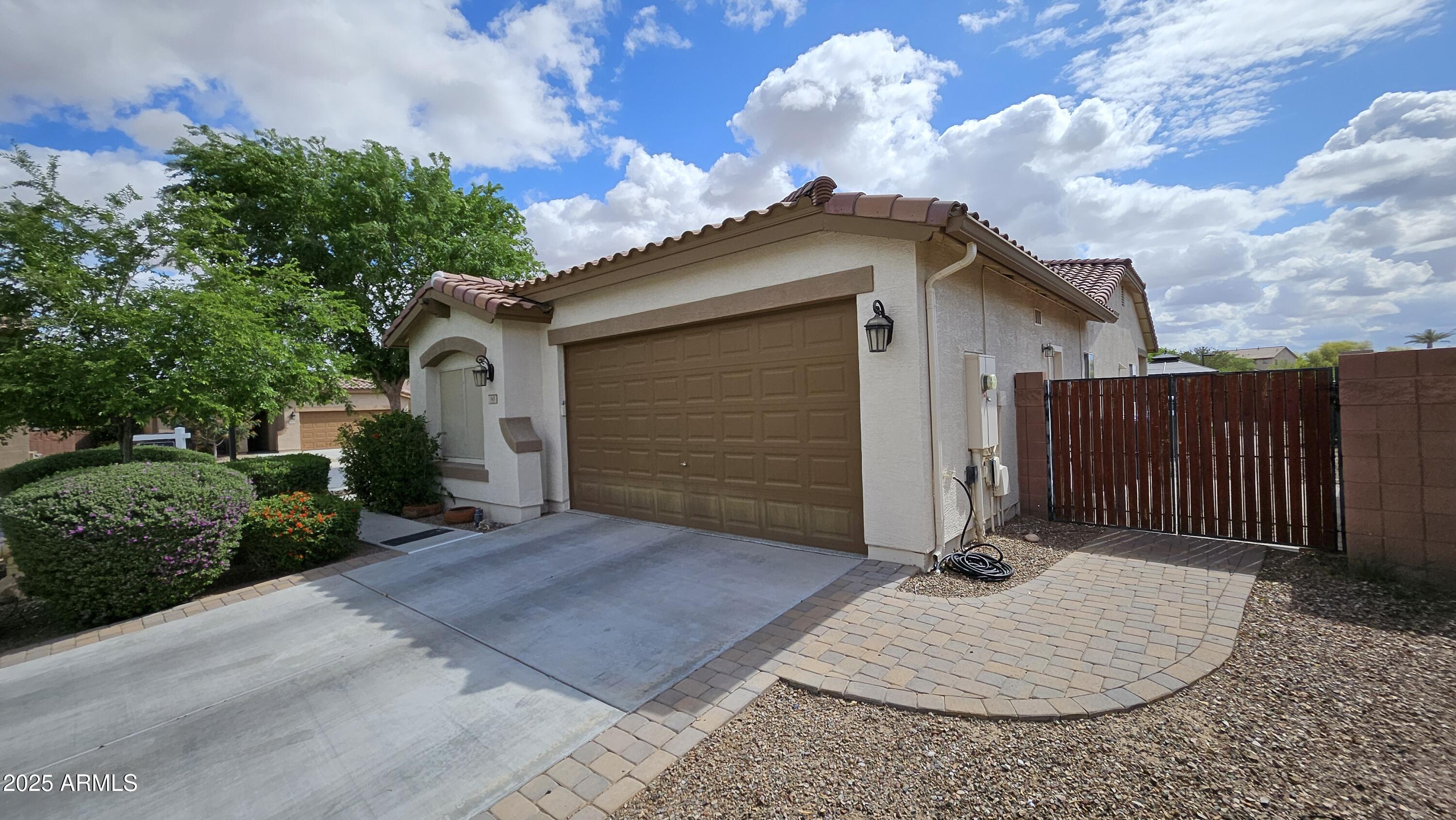 945 W EMPRESS TREE Avenue