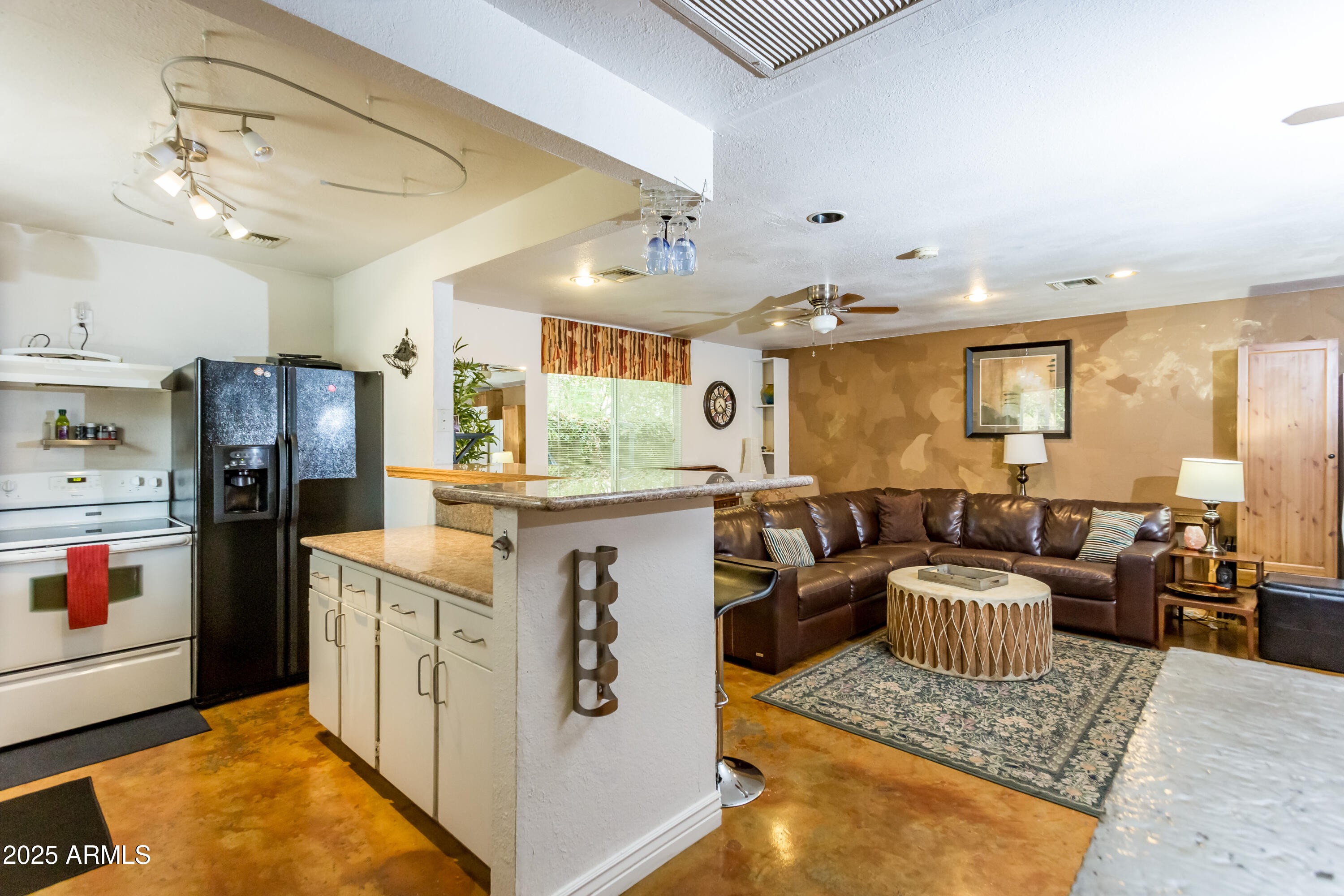 37 W PASADENA Avenue