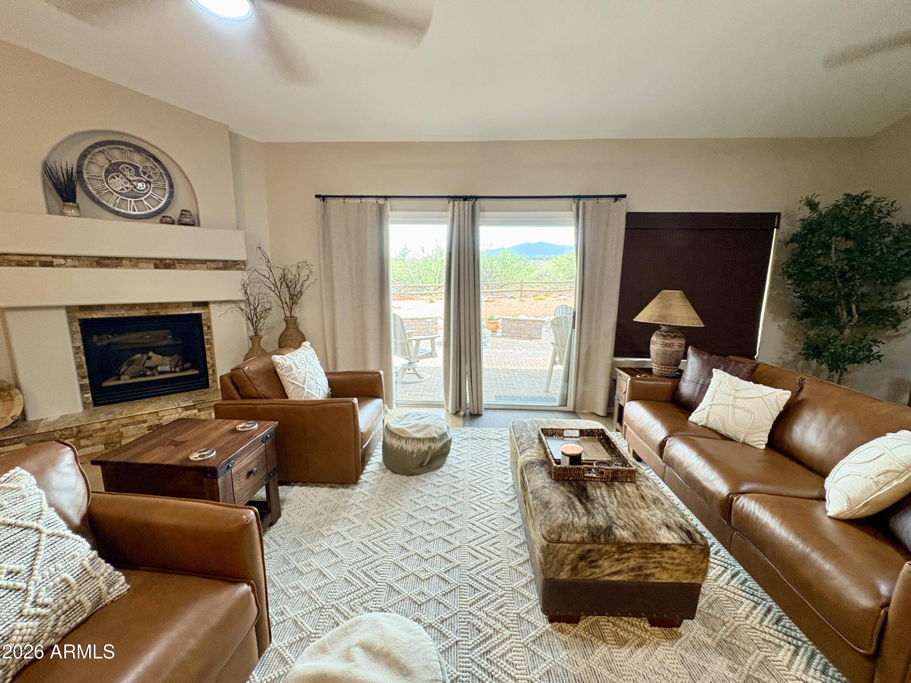 1925 W DESERT WILLOW Drive