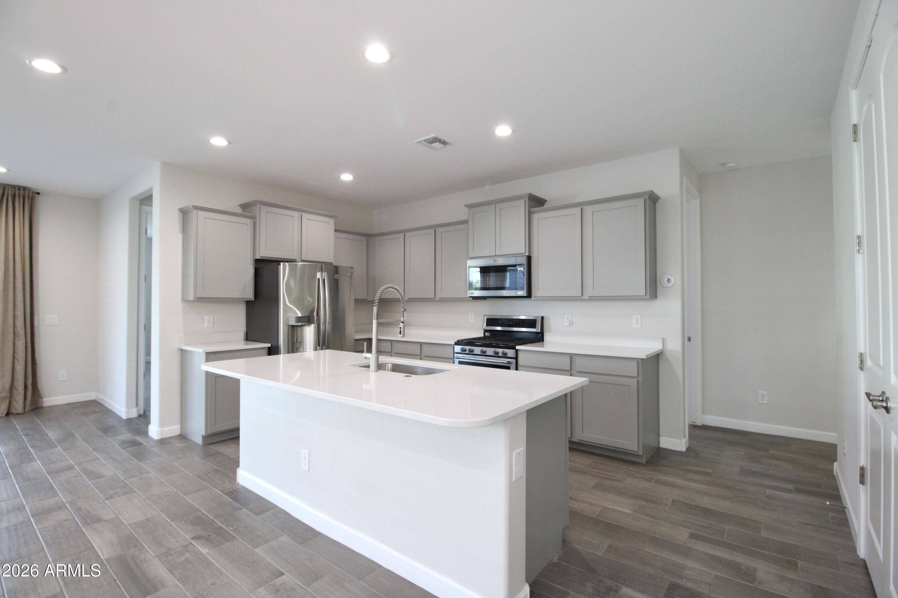 38184 W SANTA MONICA Avenue