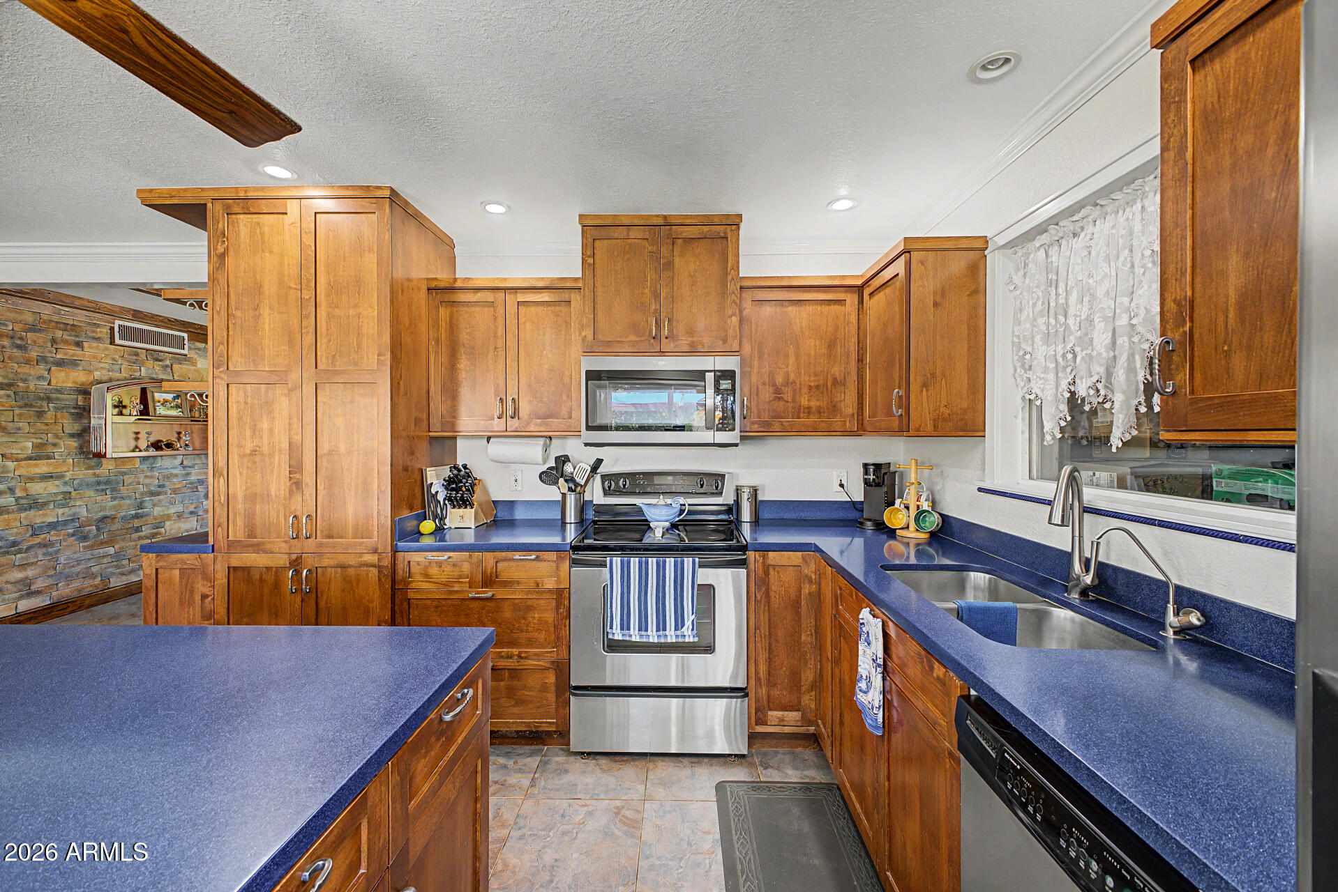 914 E 9TH Street