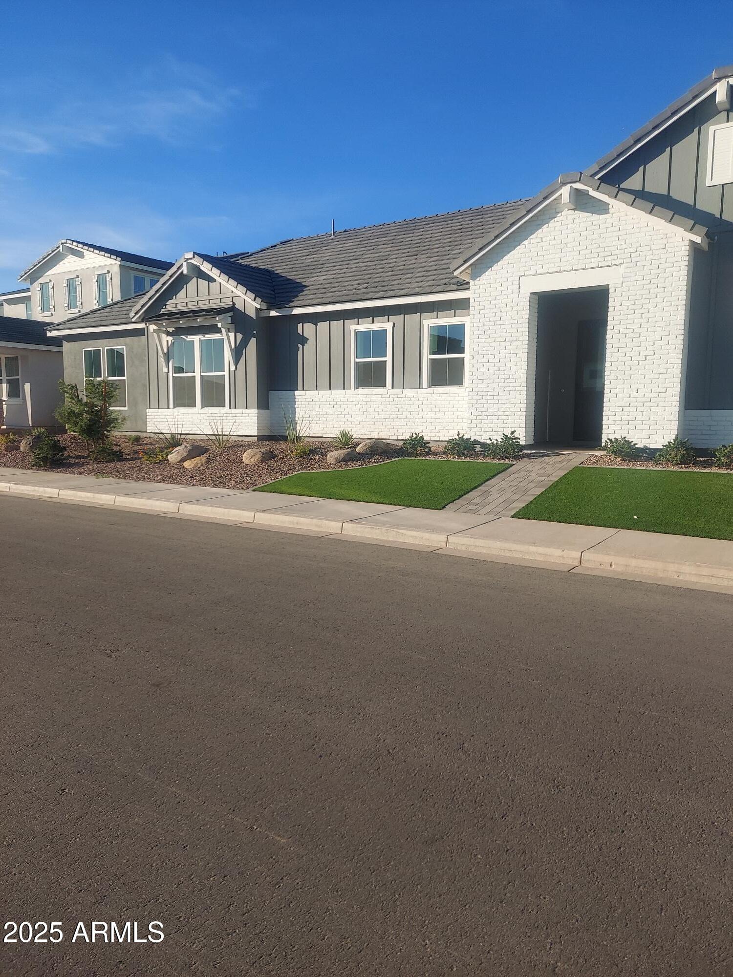 11980 N Luckenbach Street