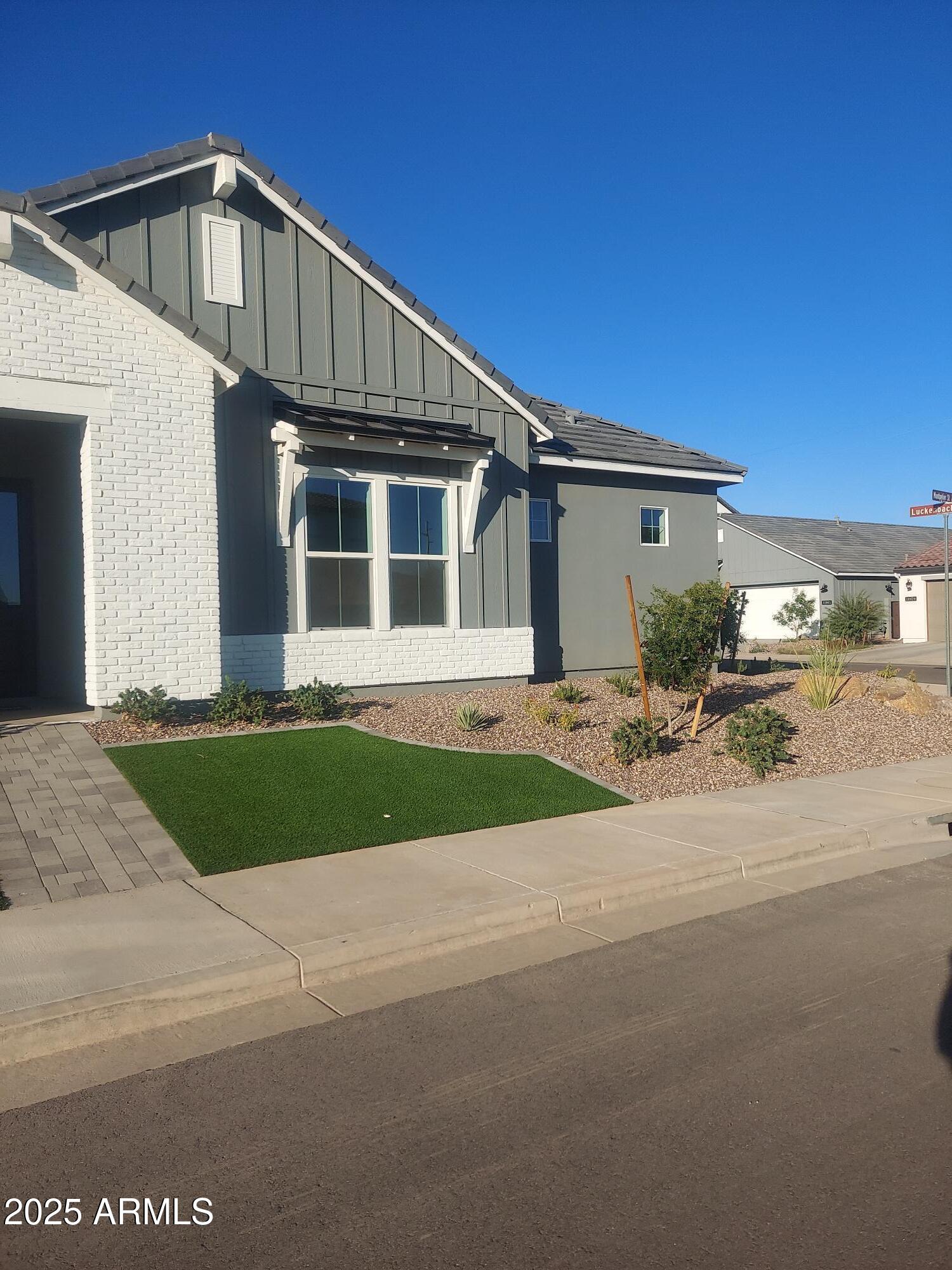 11980 N Luckenbach Street