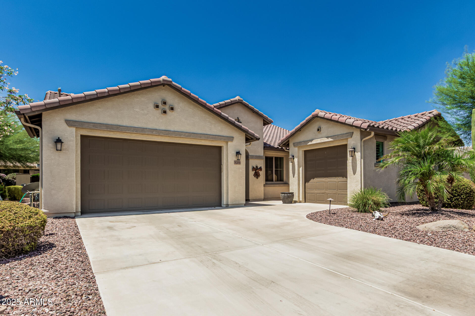 5261 N ARROWHEAD Drive