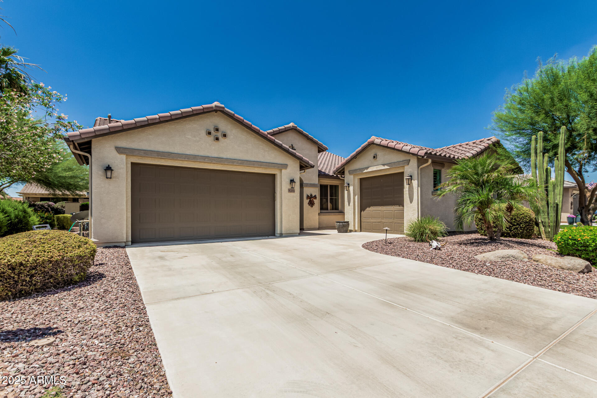 5261 N ARROWHEAD Drive