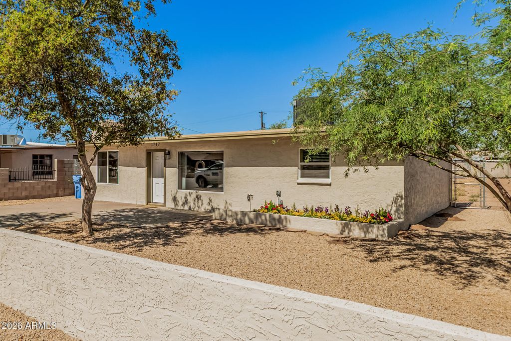 Photo of 1712 W Corona Avenue, Phoenix, AZ 85041 (MLS # 7001451)