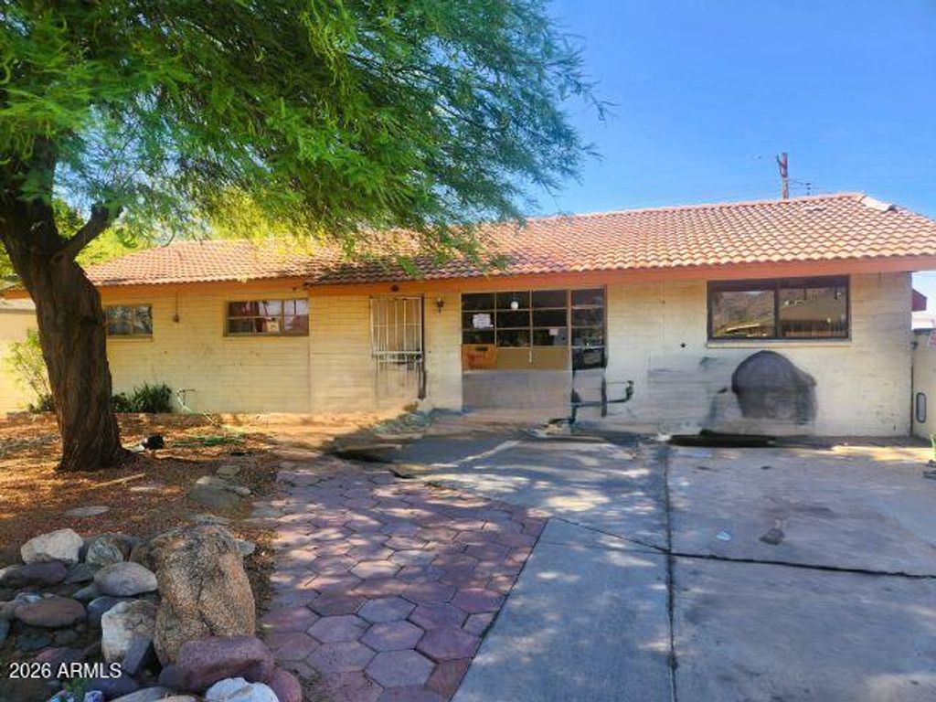 Photo of 718 E Carter Road E, Phoenix, AZ 85042 (MLS # 7027920)
