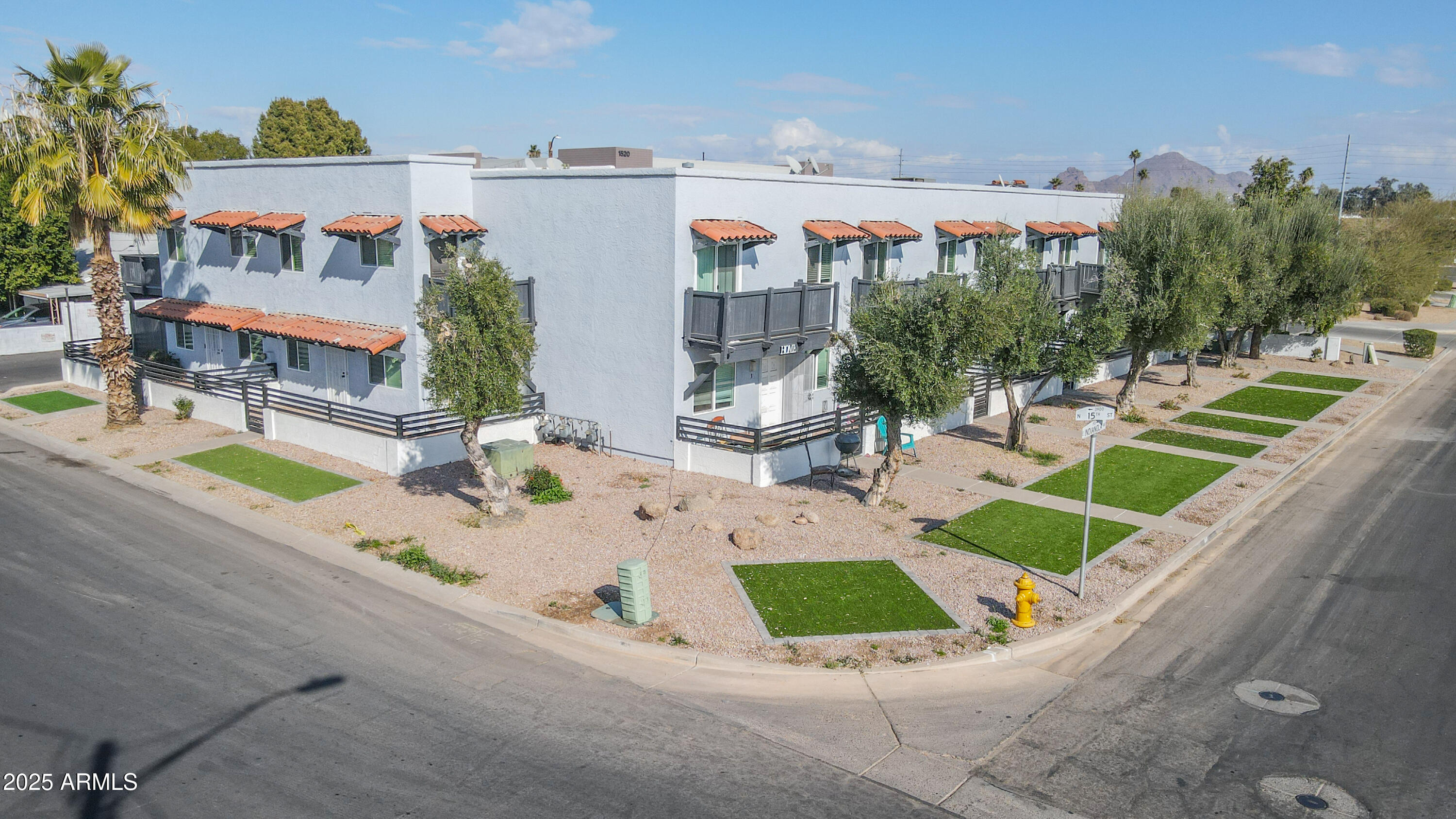 1504 E INDIANOLA Avenue