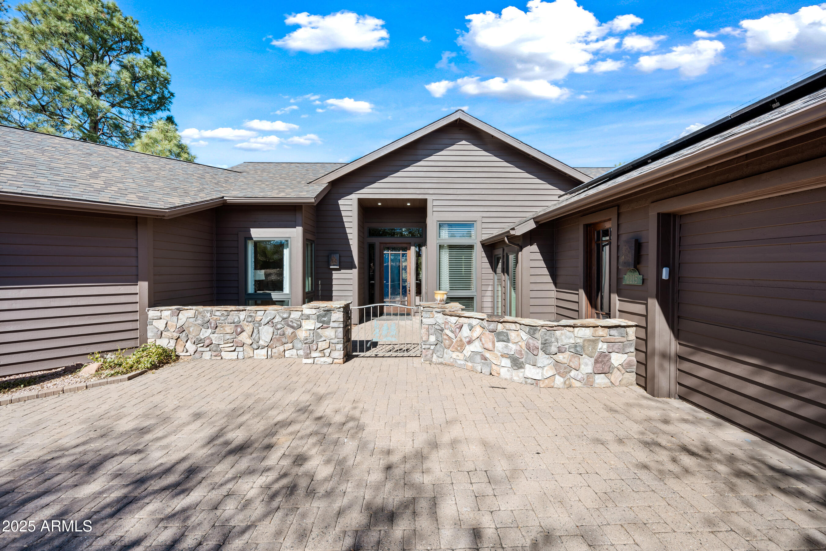 2215 E GRAPEVINE Drive