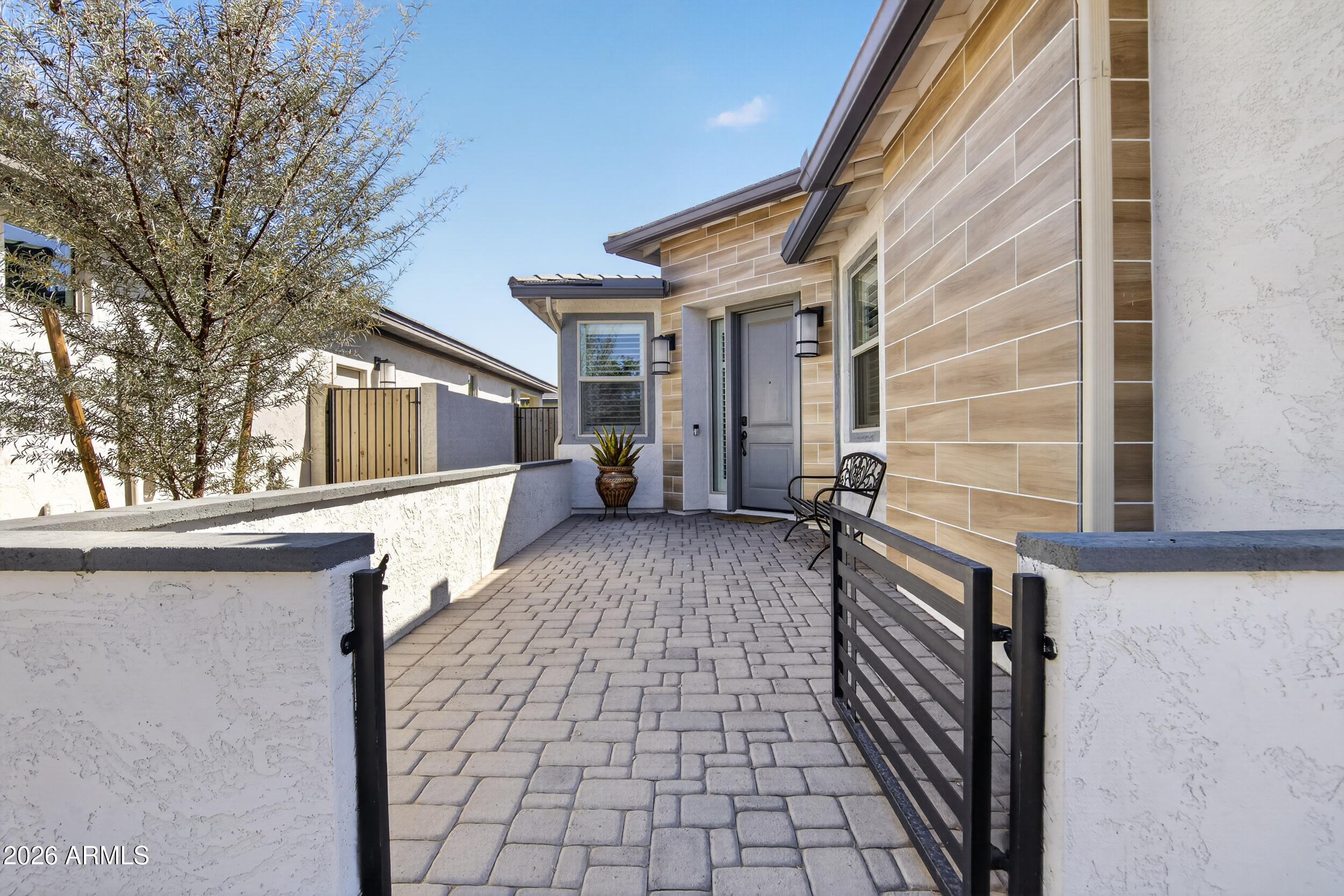 1481 W CALLE DE FLORES --