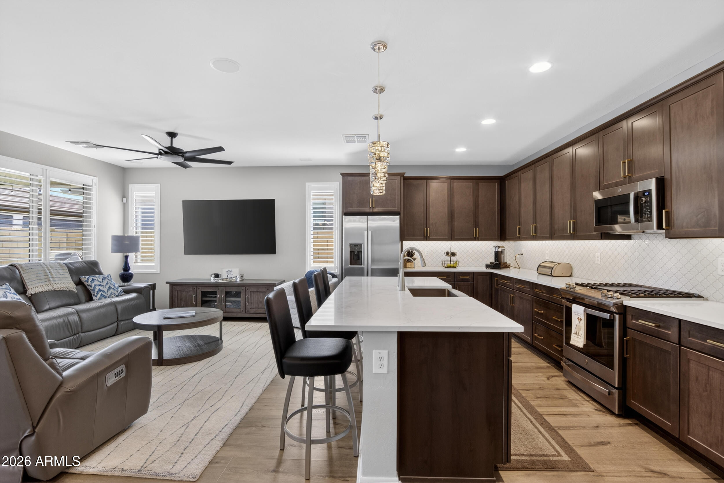 1481 W CALLE DE FLORES --