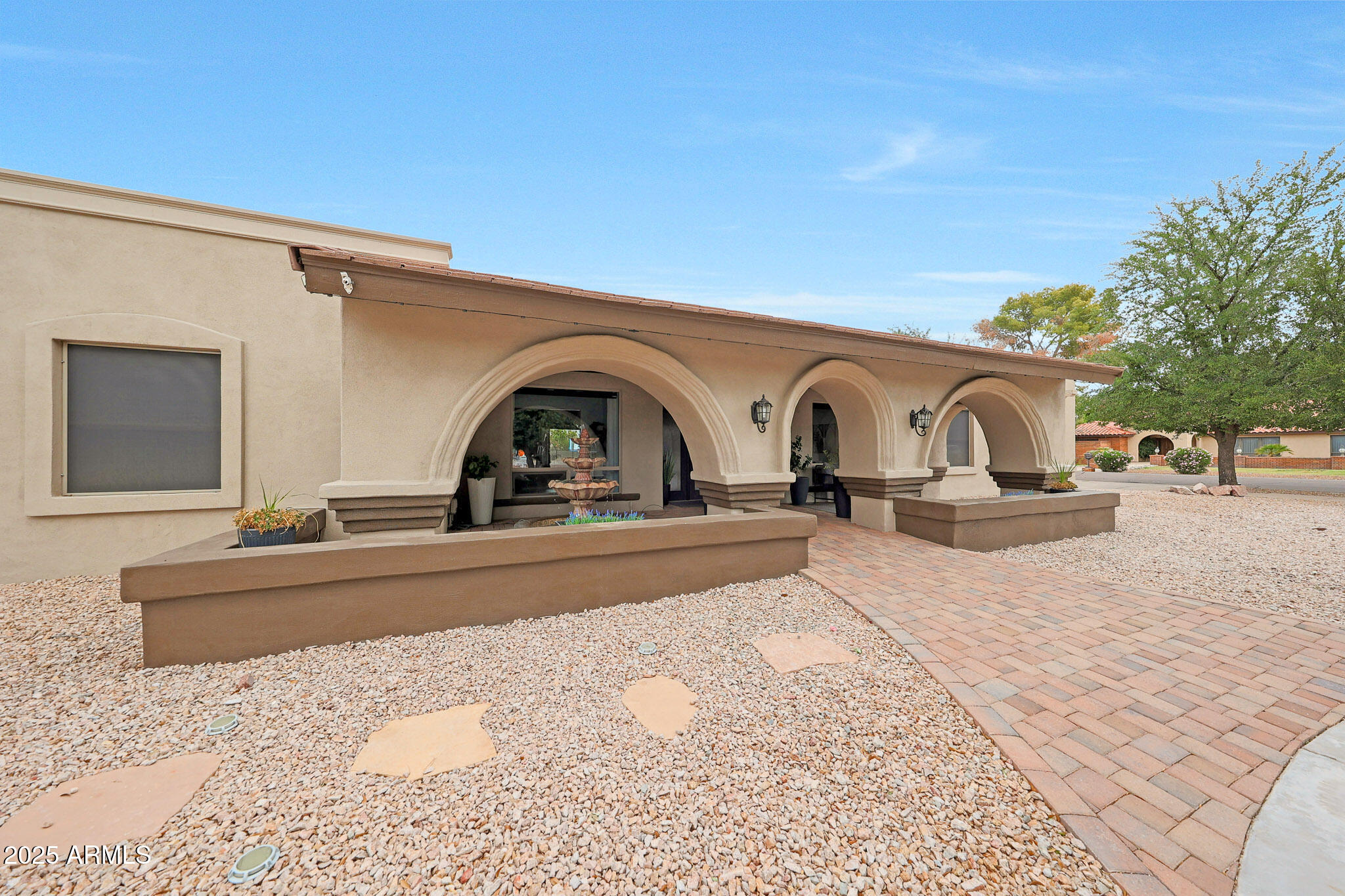 1444 E MYRNA Lane