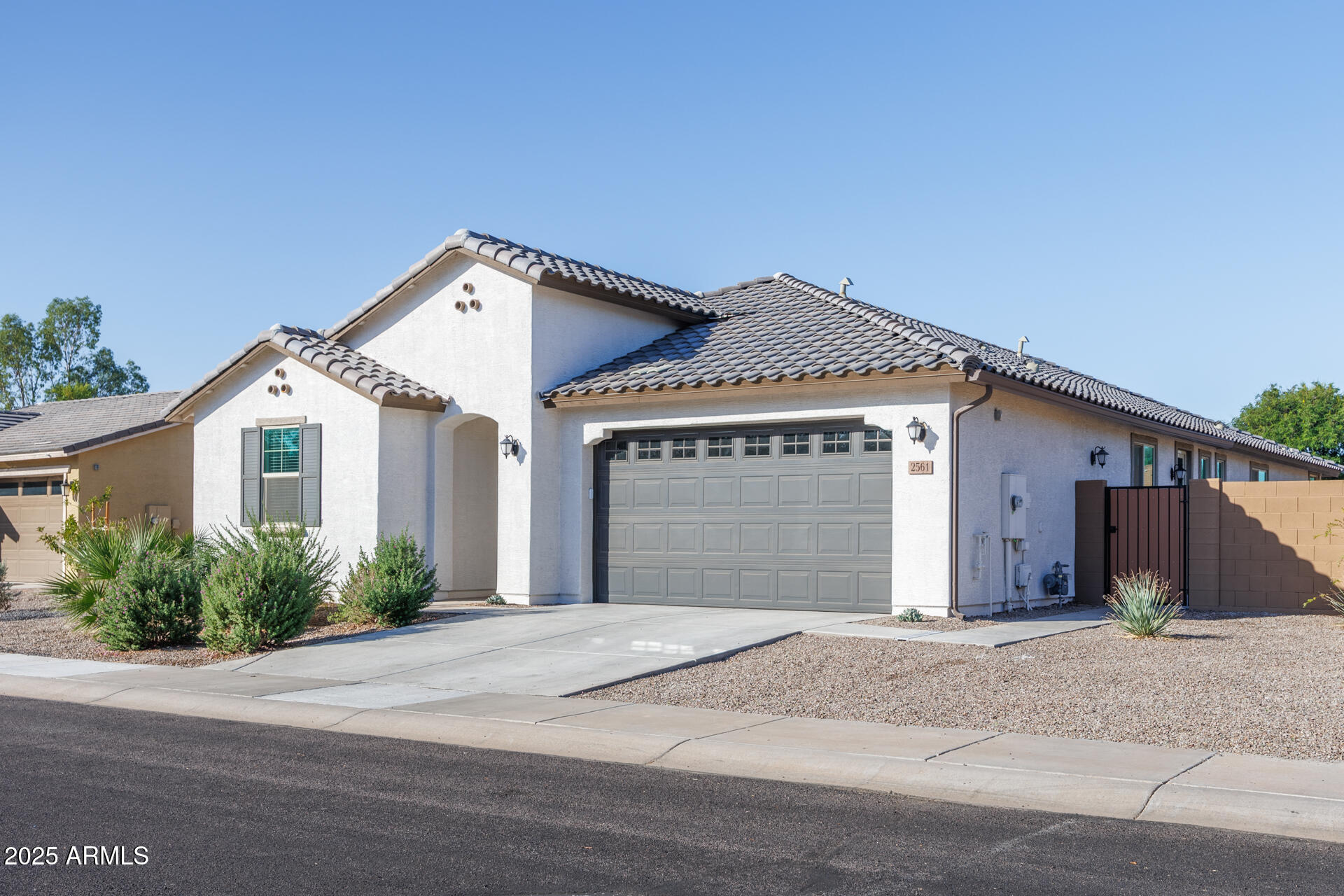 2561 N CASA GRANDE Avenue