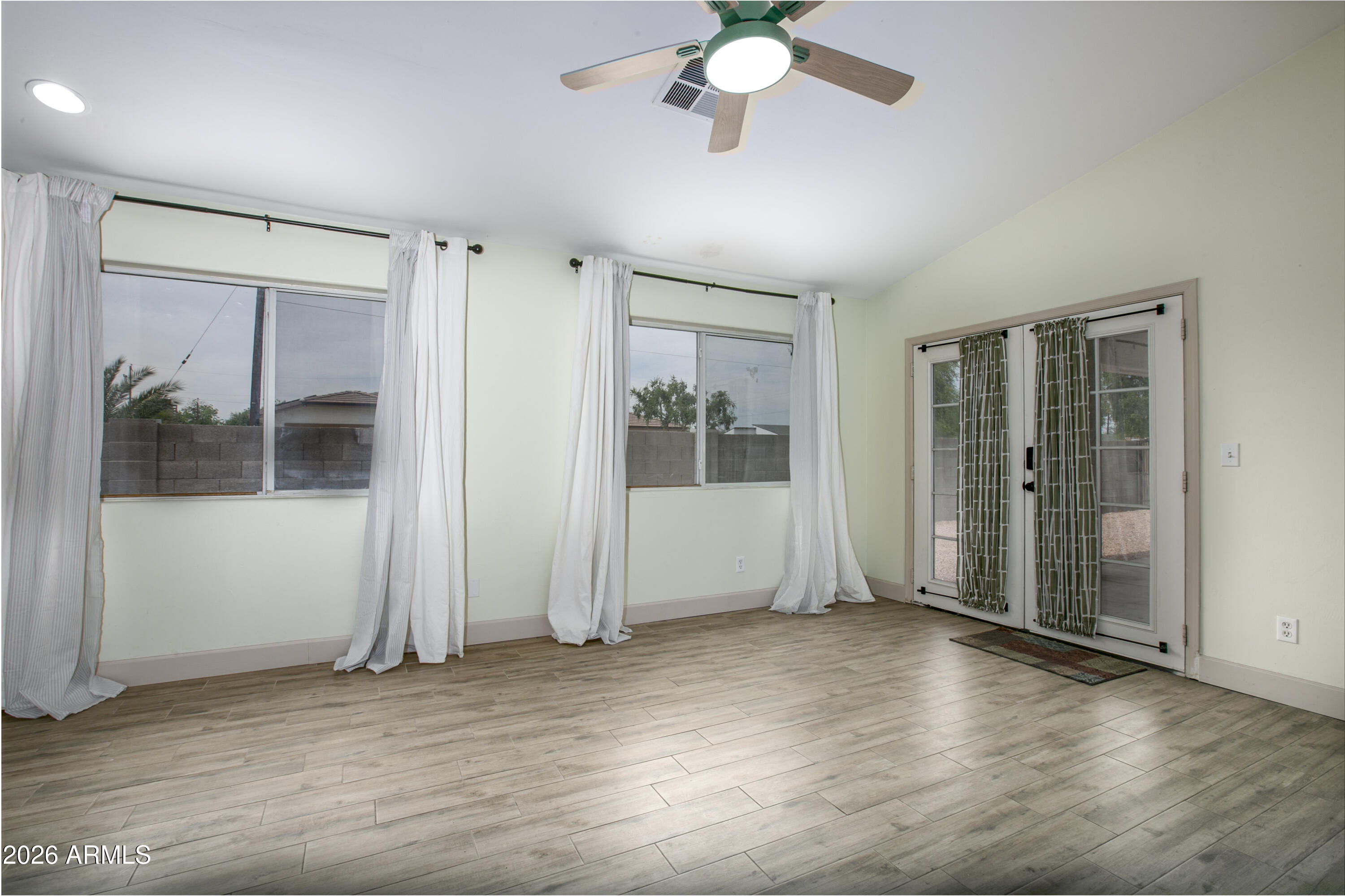 1502 E WHITTON Avenue